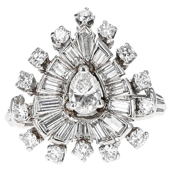 Bague en platine avec diamant en forme de poire et diamants baguettes et ronds en vente