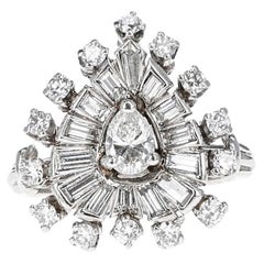 Bague en platine avec diamant en forme de poire et diamants baguettes et ronds