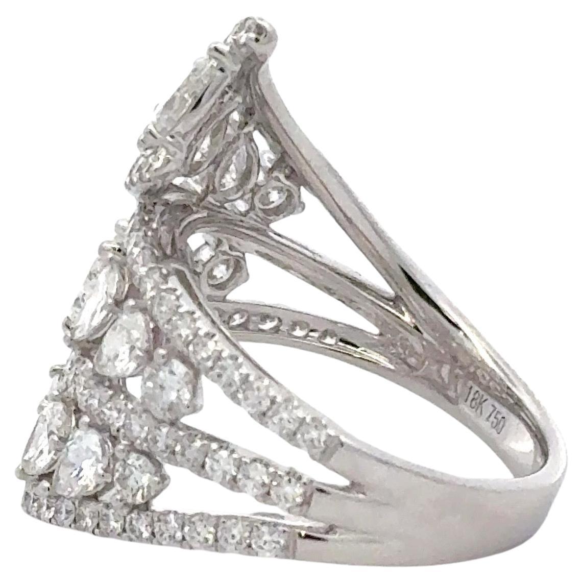 Anello a spirale in oro bianco 18 carati con 12 diamanti a forma di pera del peso di 1,41 carati e 82 brillanti rotondi del peso di 1,03 carati.