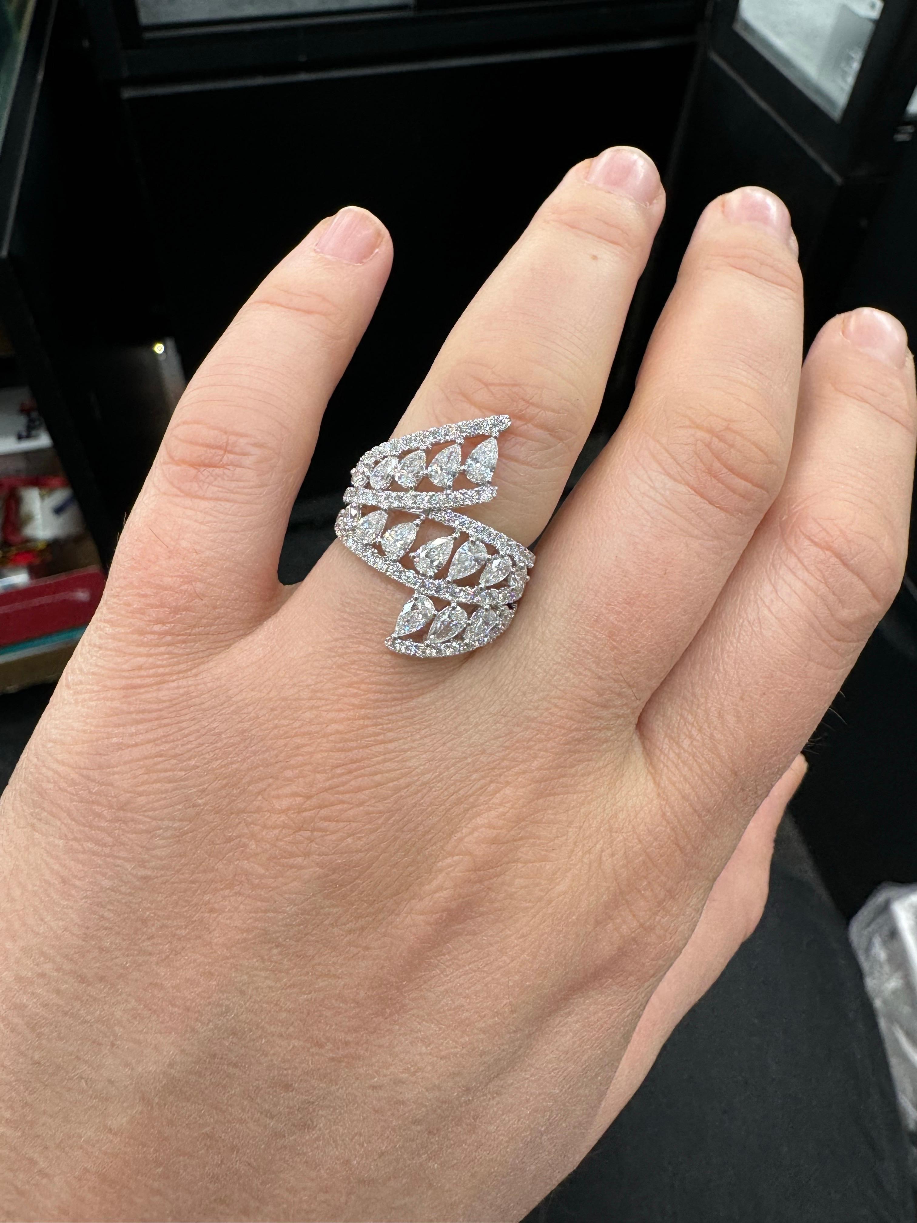 Anello con diamante a forma di pera e Brilliante a tre file 2,44 carati 18KT In condizioni Nuovo in vendita a New York, NY