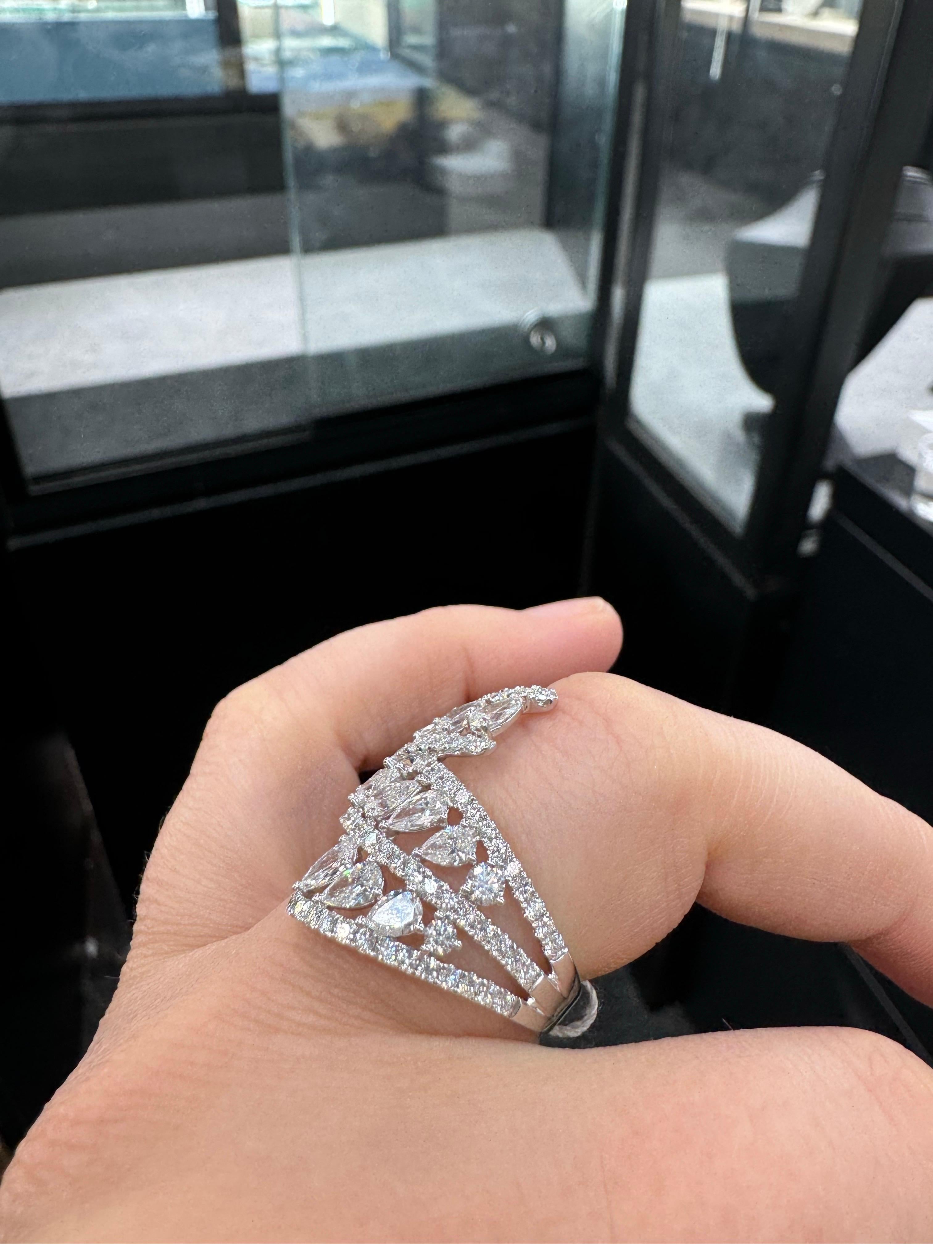 Donna Anello con diamante a forma di pera e Brilliante a tre file 2,44 carati 18KT in vendita