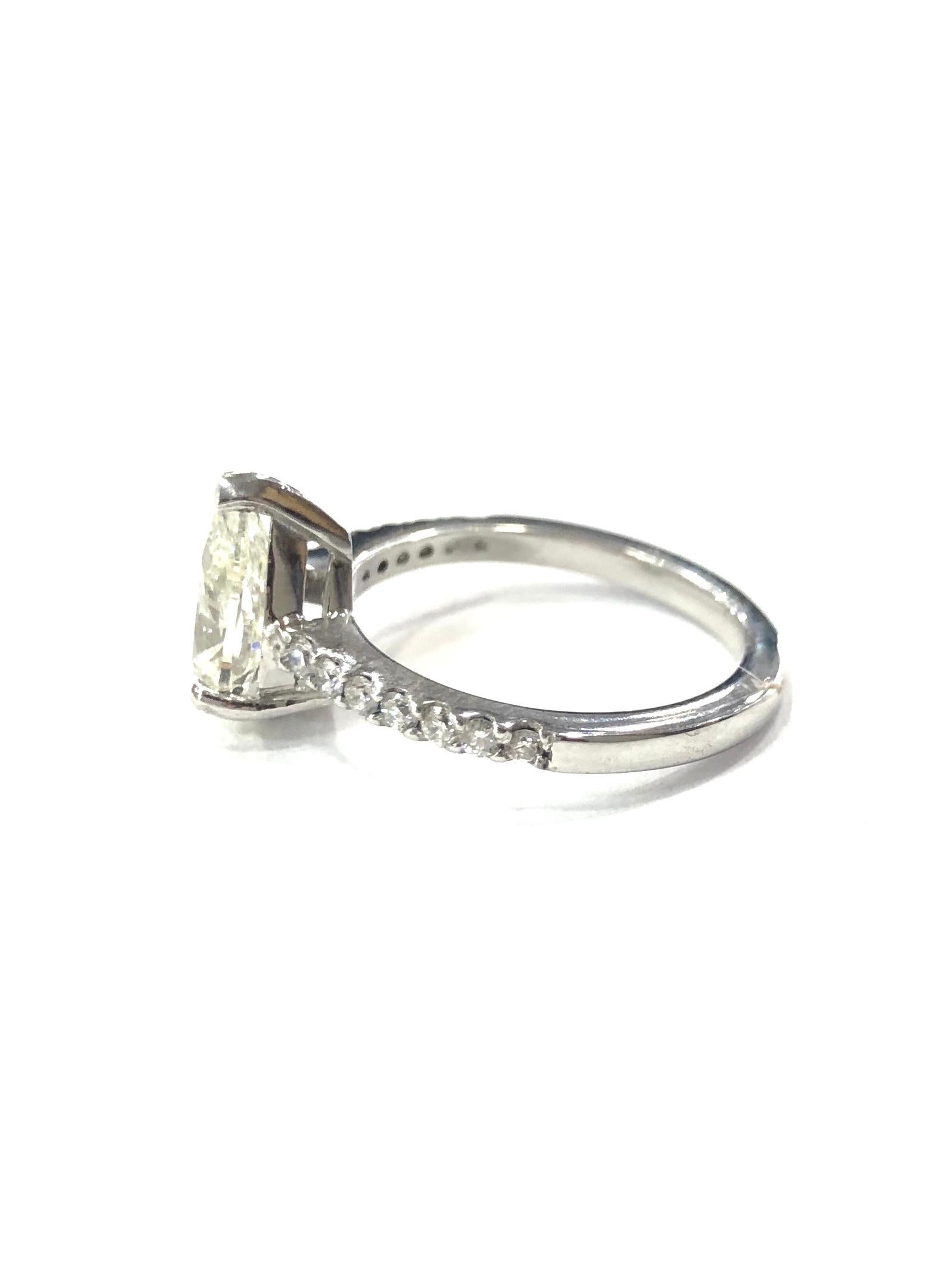 18ct White Gold Pear Shape Diamond Single Stone Engagement Ring. Set with one pear shape diamond set in a three claw setting.
Set with fourteen round brilliant cut diamonds on the shoulders. (seven each side)
Full English Hallmark

Approximate Pear