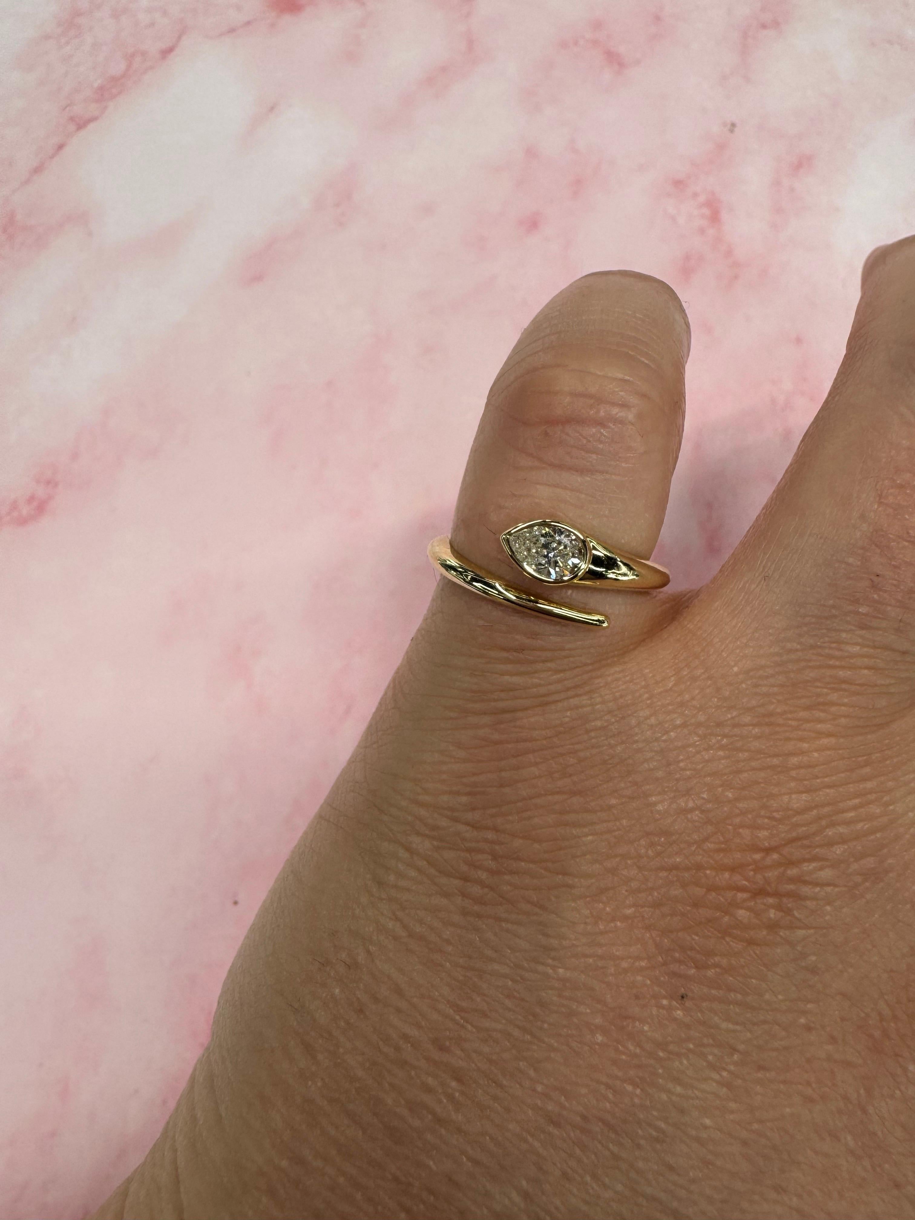Bague serpent à diamants en forme de poire 0.30 carats Or jaune 14 carats 5.8 Grammes Pour femmes en vente