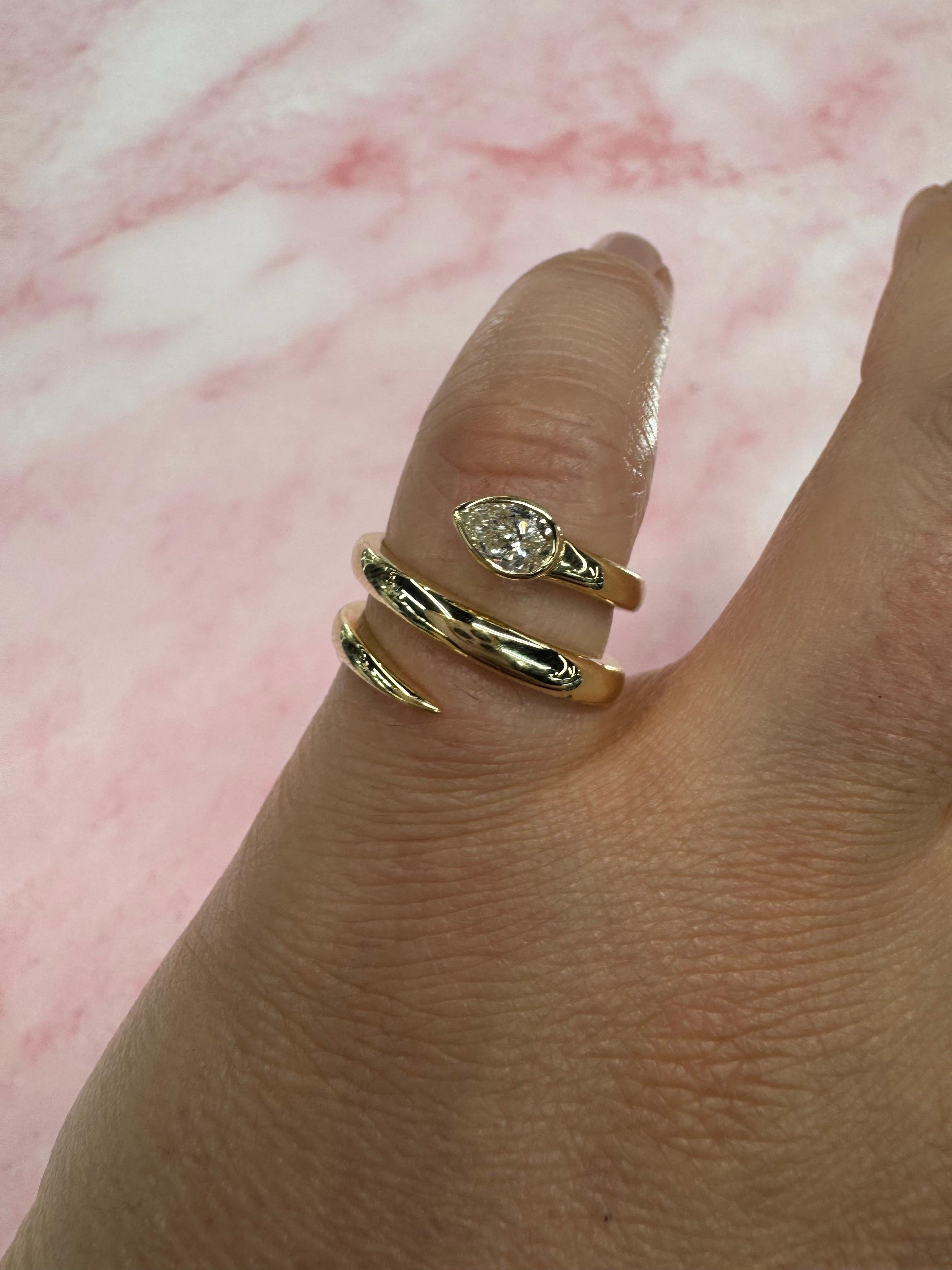 Bague serpent à diamants en forme de poire 0.30 carats Or jaune 14 carats 5.8 Grammes en vente 1
