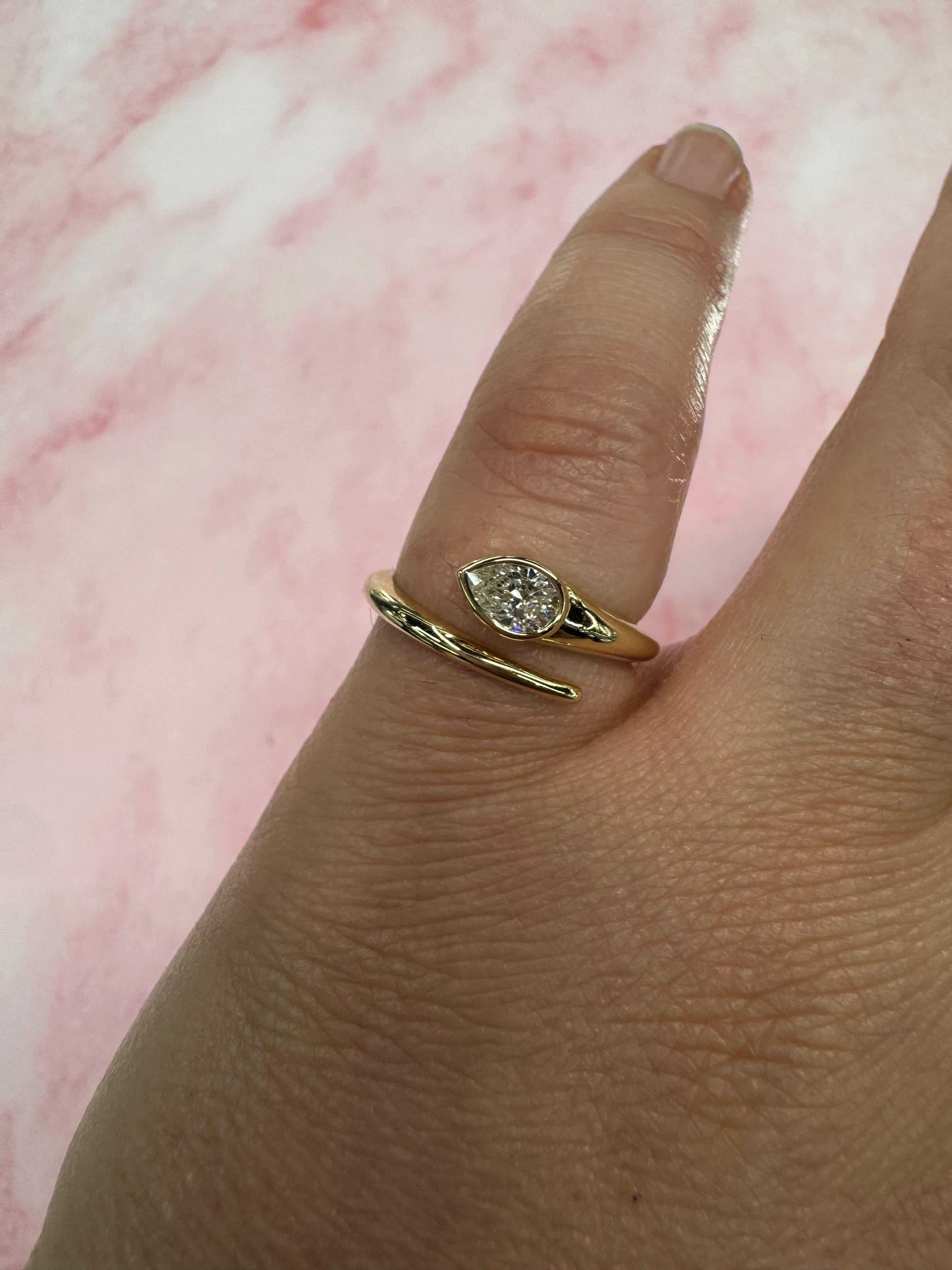 Bague serpent à diamants en forme de poire 0.30 carats Or jaune 14 carats 5.8 Grammes en vente 2
