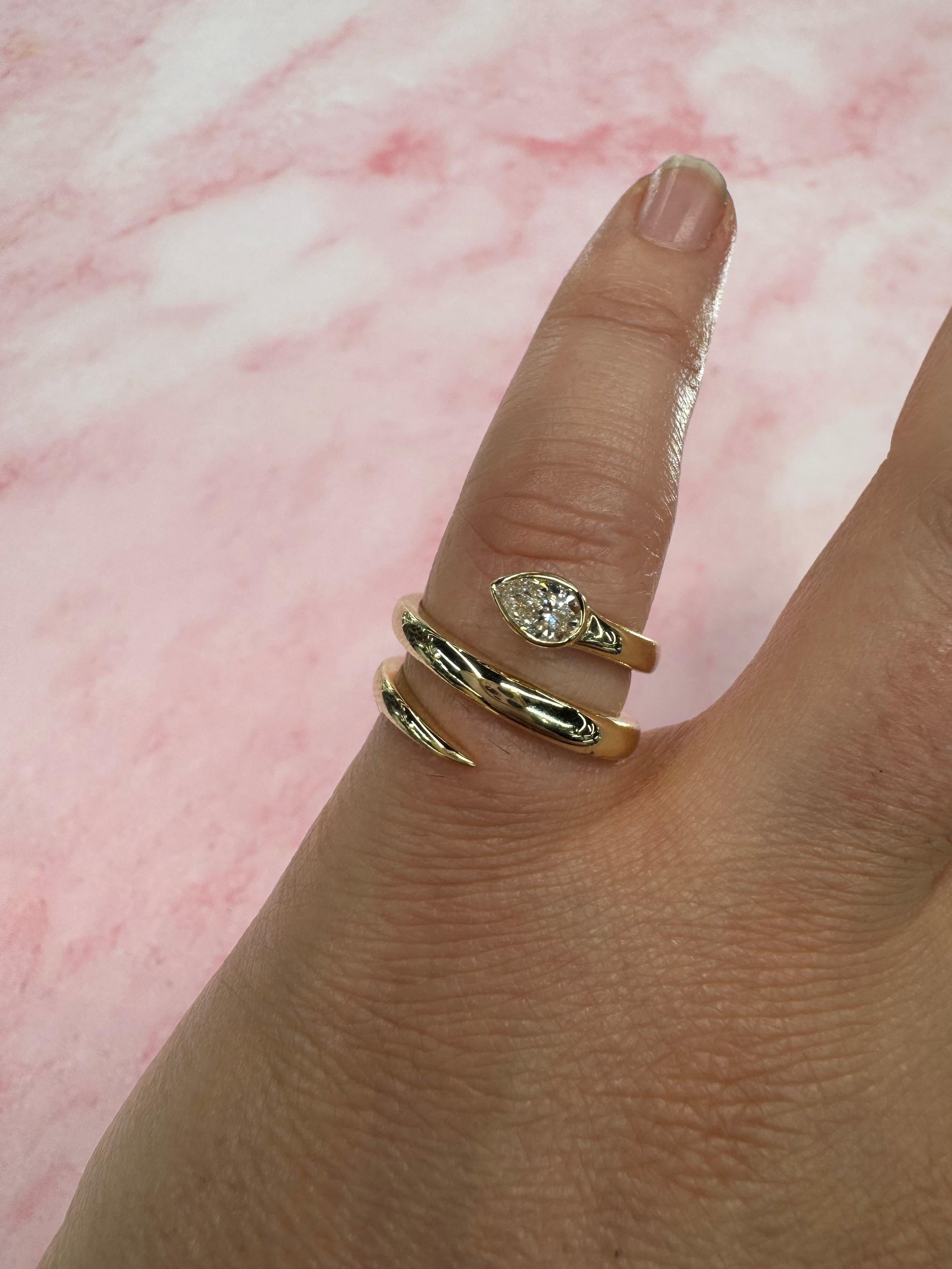 Bague serpent à diamants en forme de poire 0.30 carats Or jaune 14 carats 5.8 Grammes en vente 2