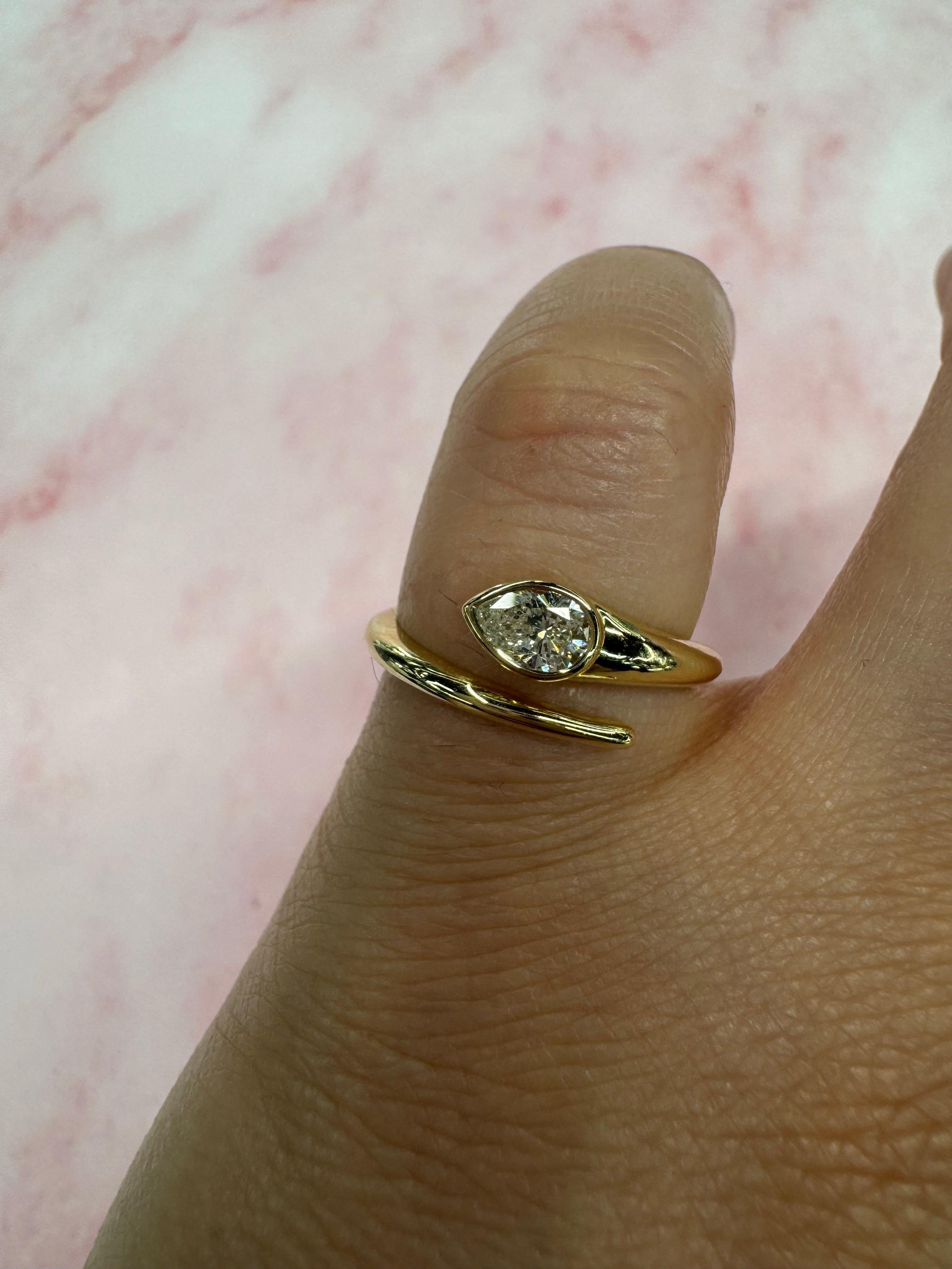 Bague serpent à diamants en forme de poire 0.30 carats Or jaune 14 carats 5.8 Grammes en vente 3