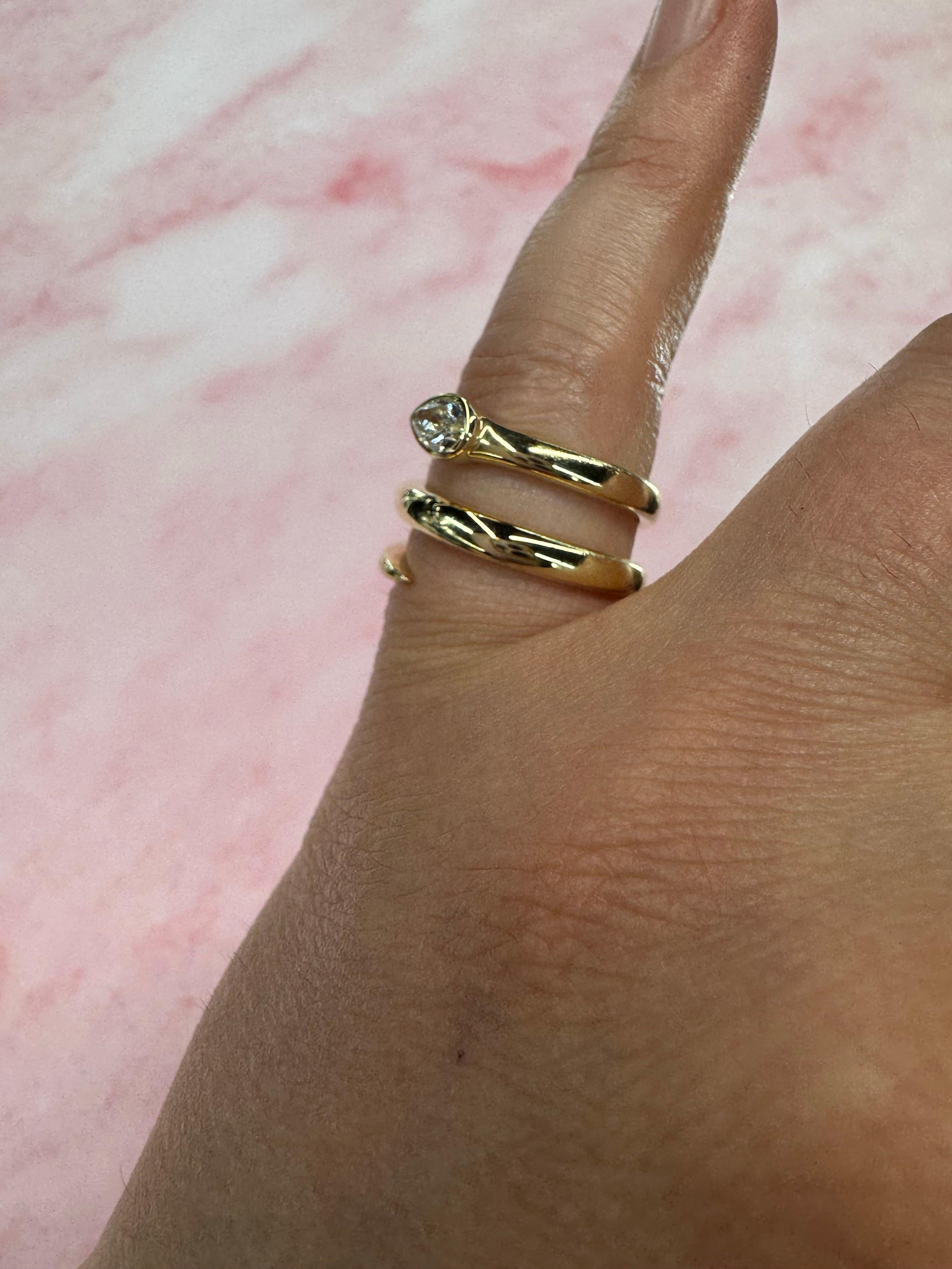 Bague serpent à diamants en forme de poire 0.30 carats Or jaune 14 carats 5.8 Grammes en vente 3