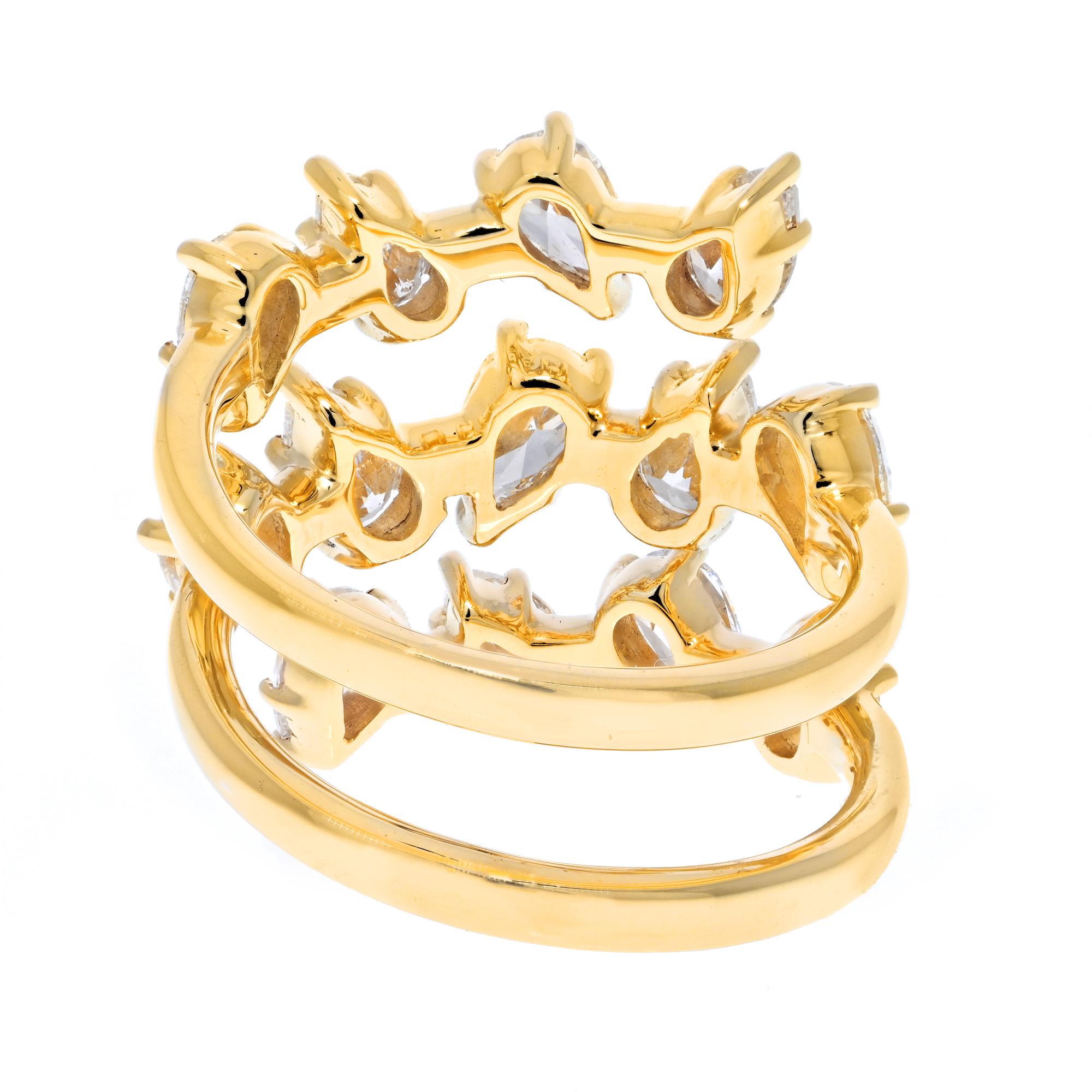 Dieser Ring enthält 13 birnenförmige Diamanten, die sich spiralförmig um Ihren Finger wickeln. Er ist das perfekte Statement für eine Braut oder kann im Alltag getragen werden. 13 birnenförmige Diamanten von F-G, VS2 und SI1 Farbe in .20 und .30