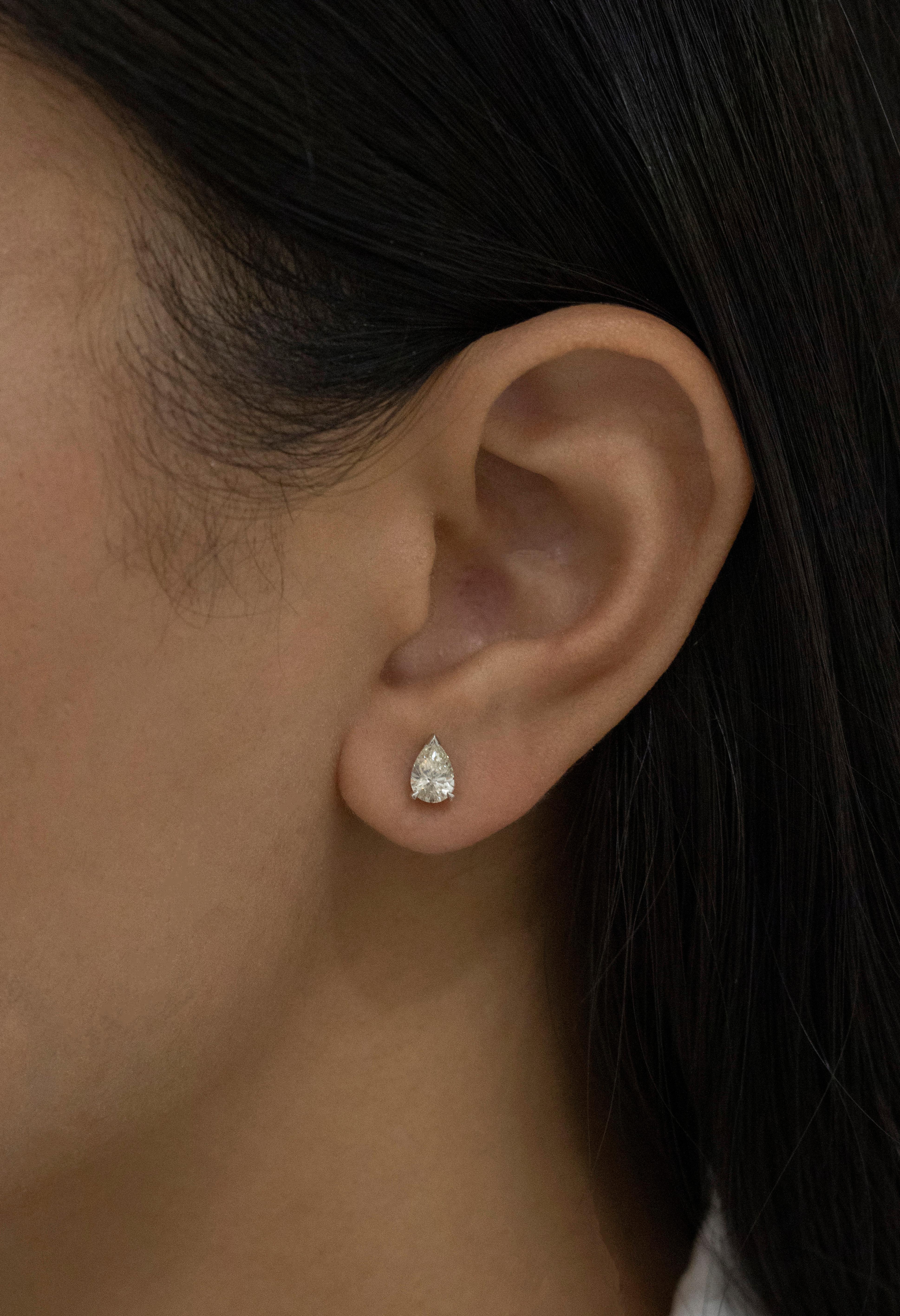 Modern Roman Malakov 1.03 Carats Total Pear Shape Diamond Stud Earrings in White Gold For Sale