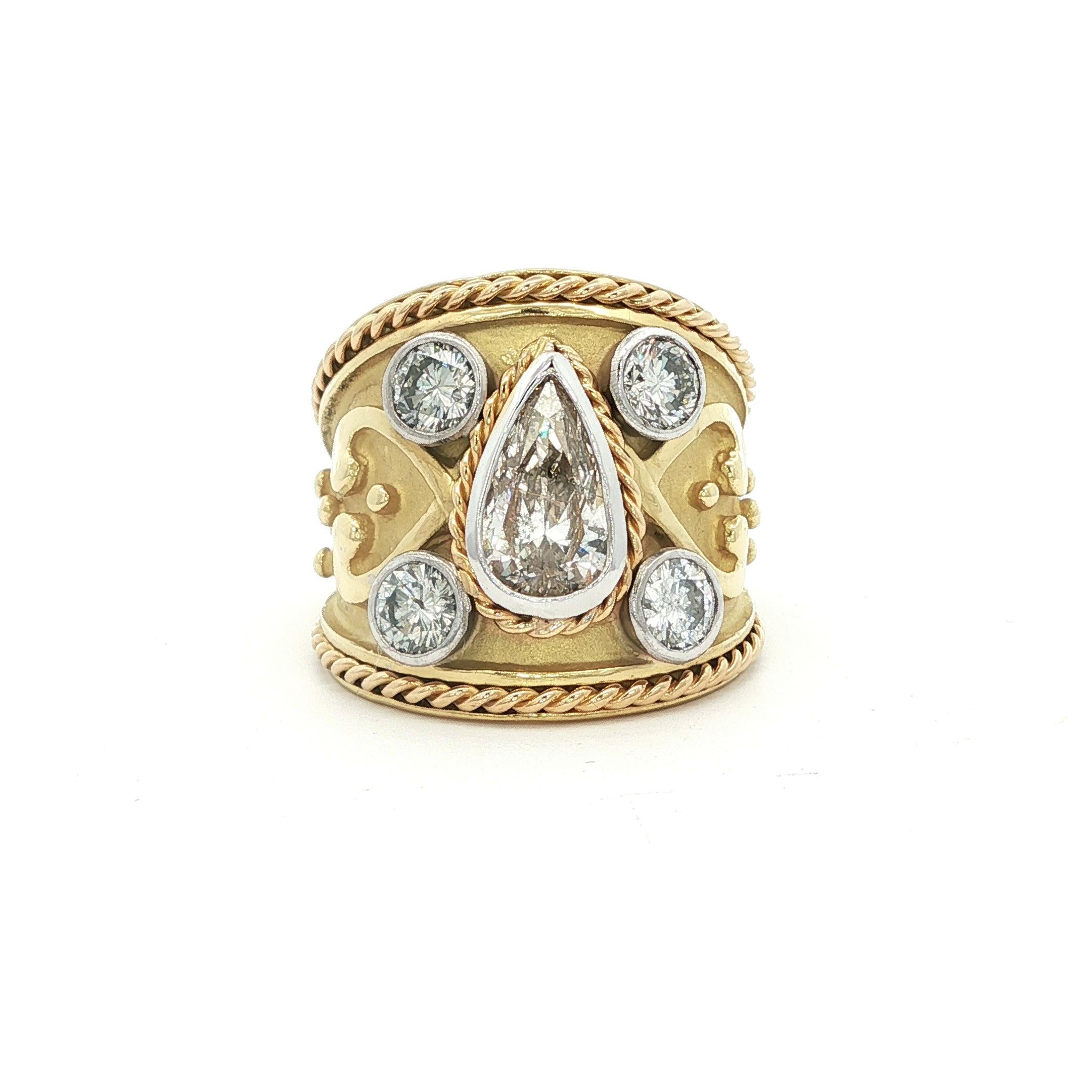 Bracelet cigare large et effilé en or jaune 18 carats avec diamants. Le bracelet est orné d'un diamant en forme de poire serti sur une lunette, accentué par quatre diamants ronds brillants sertis sur une lunette. Le bracelet mesure 20 mm à son point
