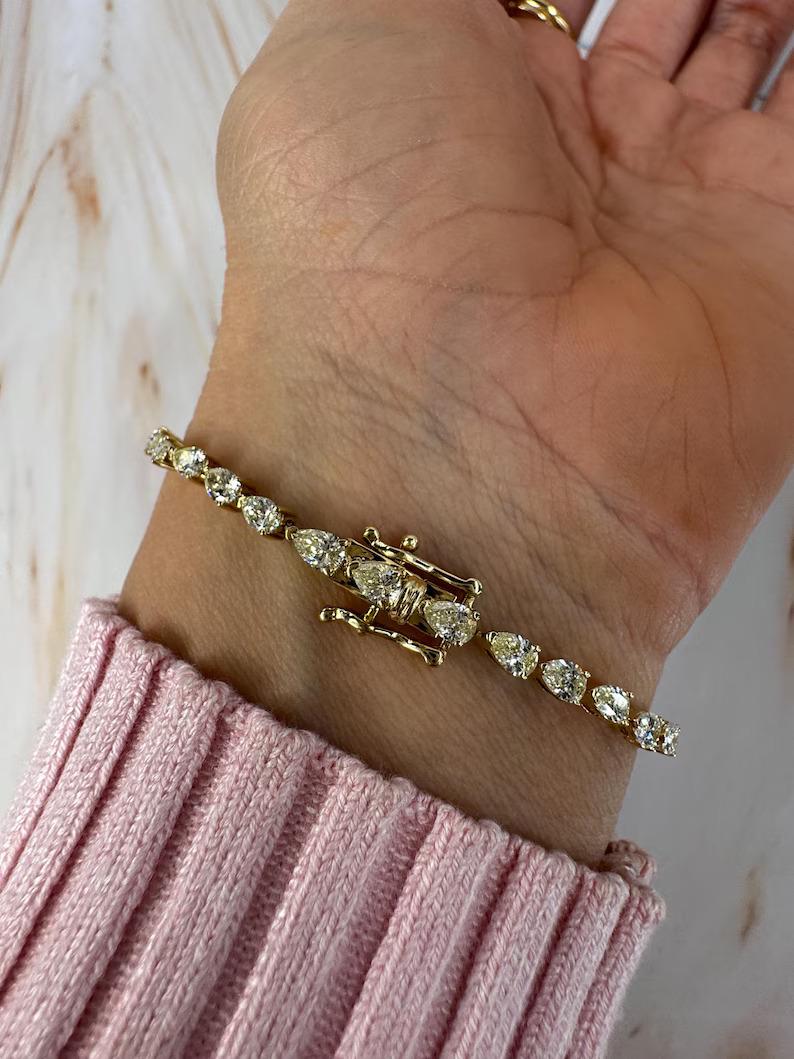 Contemporain Bracelet de tennis avec diamant en forme de poire 4.47 carats 14KT Yellow Gold 0.12 Points Each en vente