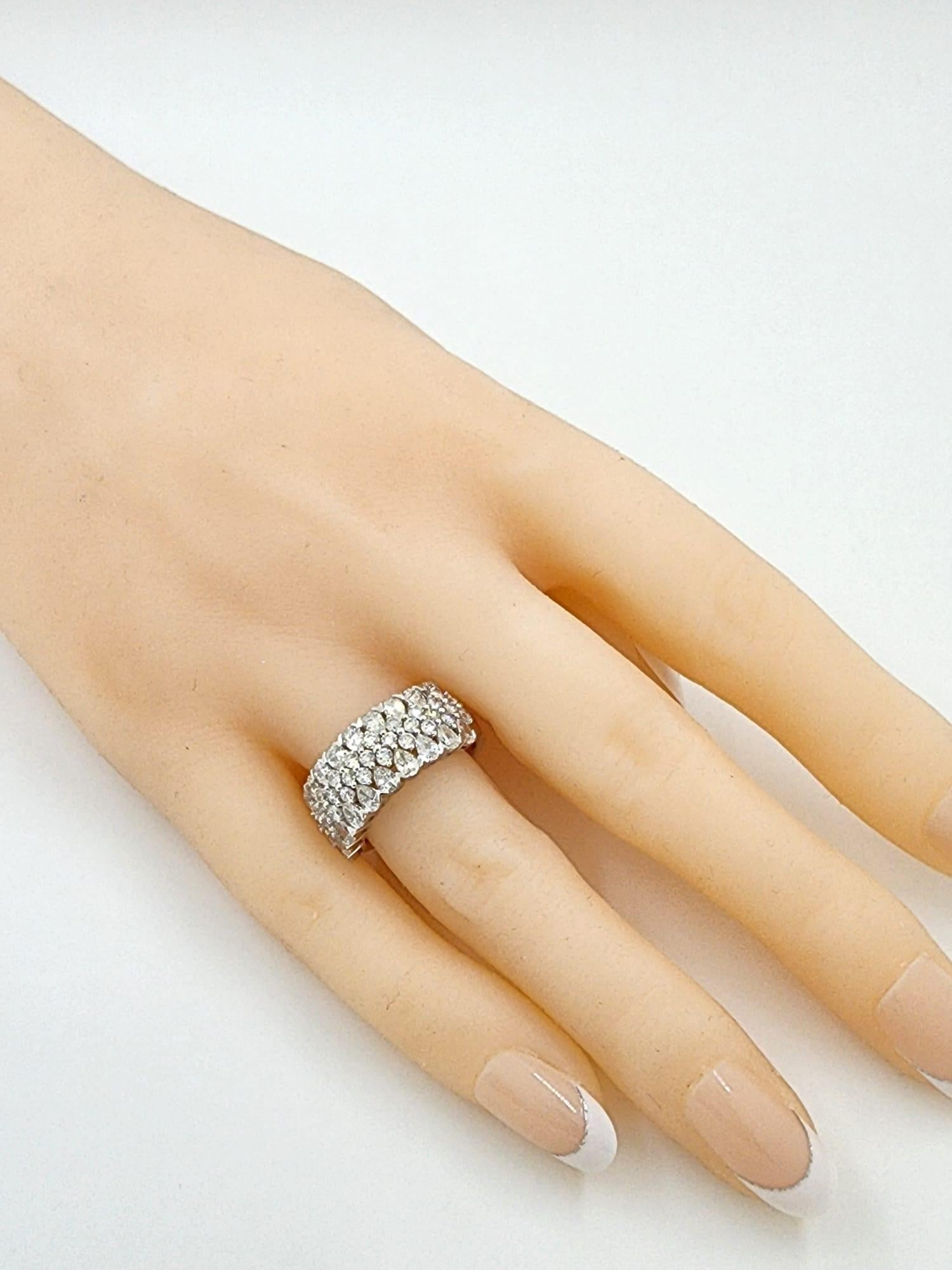 Pear Shape Diamonds Band Ring in 18 Karat White Gold In New Condition For Sale In Hong Kong, HK