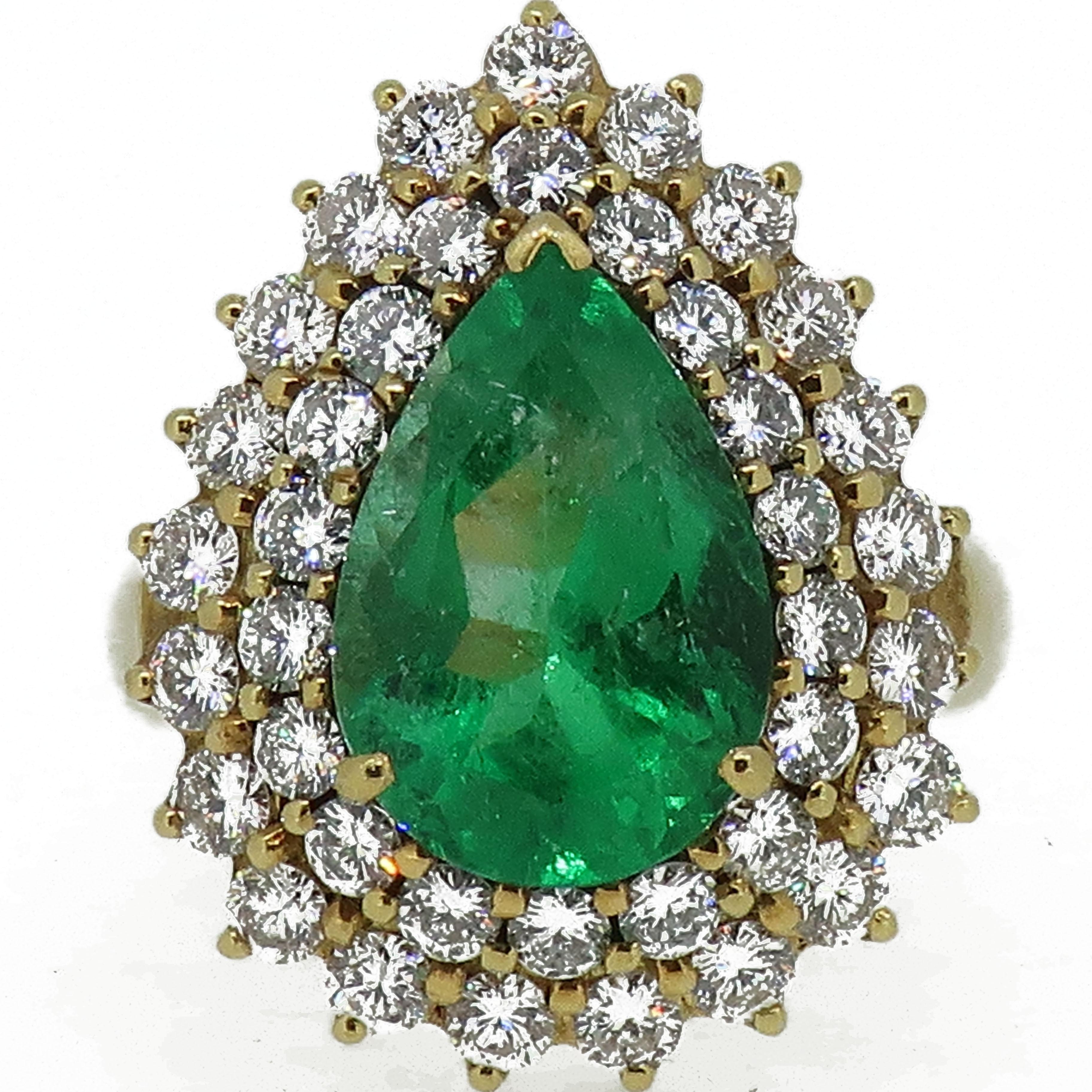 Pear Shape Emerald and Diamond Cluster Ring Yellow Gold In Good Condition For Sale In East Grinstead, GB