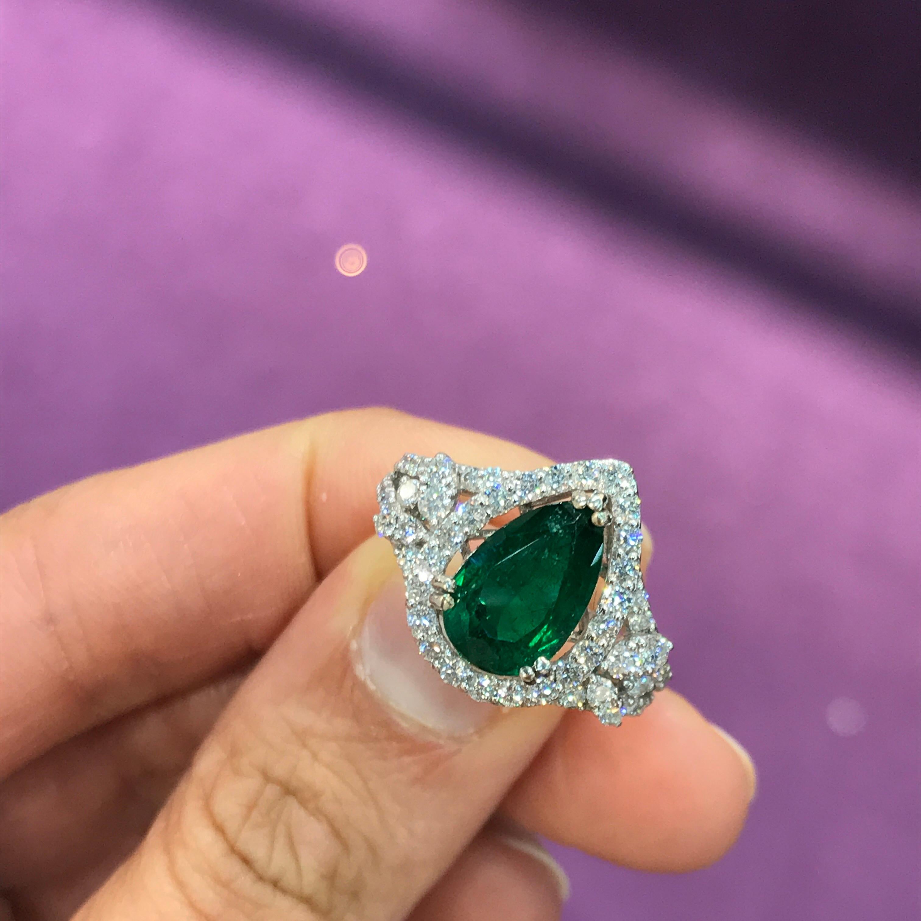 Cocktail-Ring mit Smaragd in Birnenform und Diamant für Damen oder Herren im Angebot