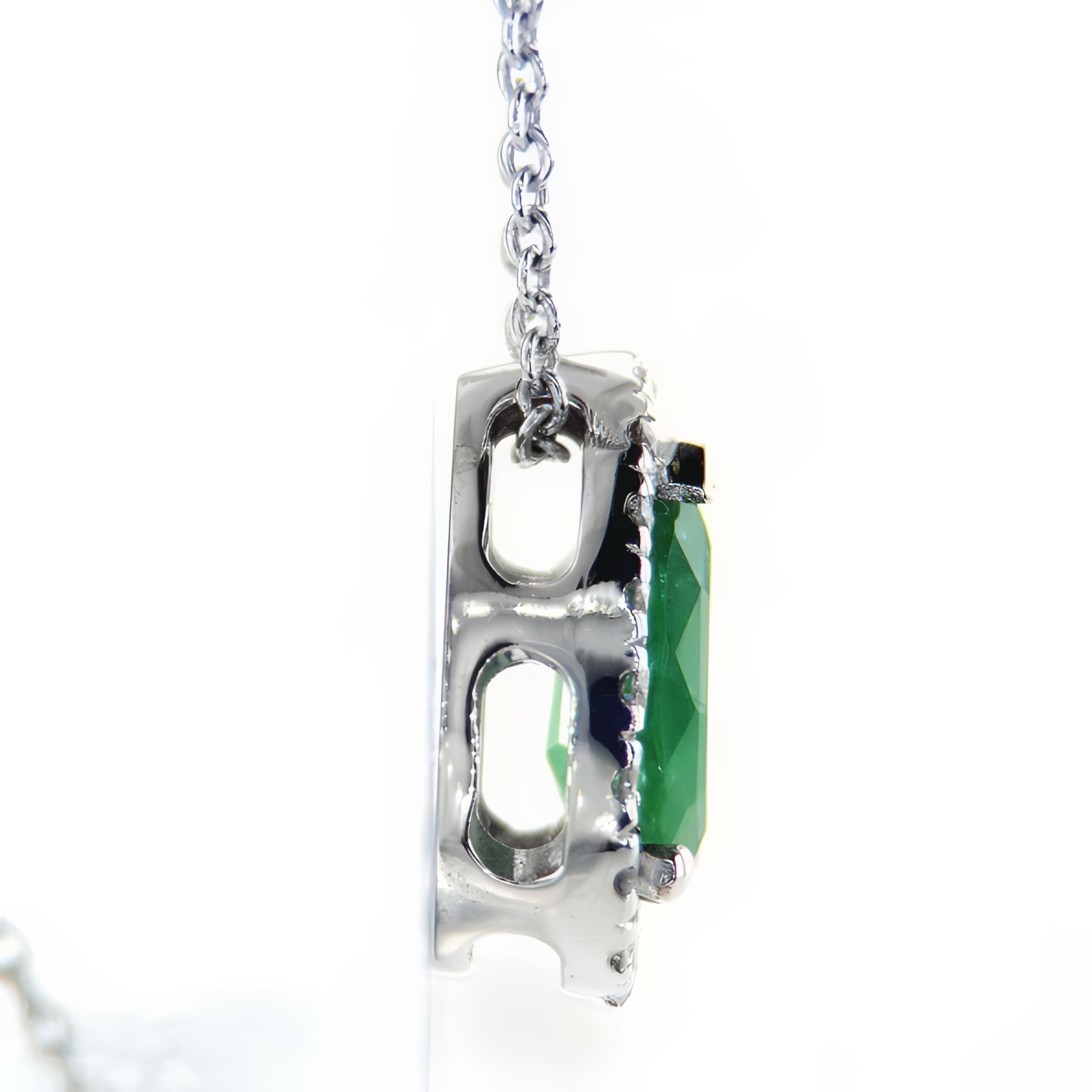 Pear Shape Emerald and diamonds Halo Necklace In New Condition For Sale In רמת גן, IL