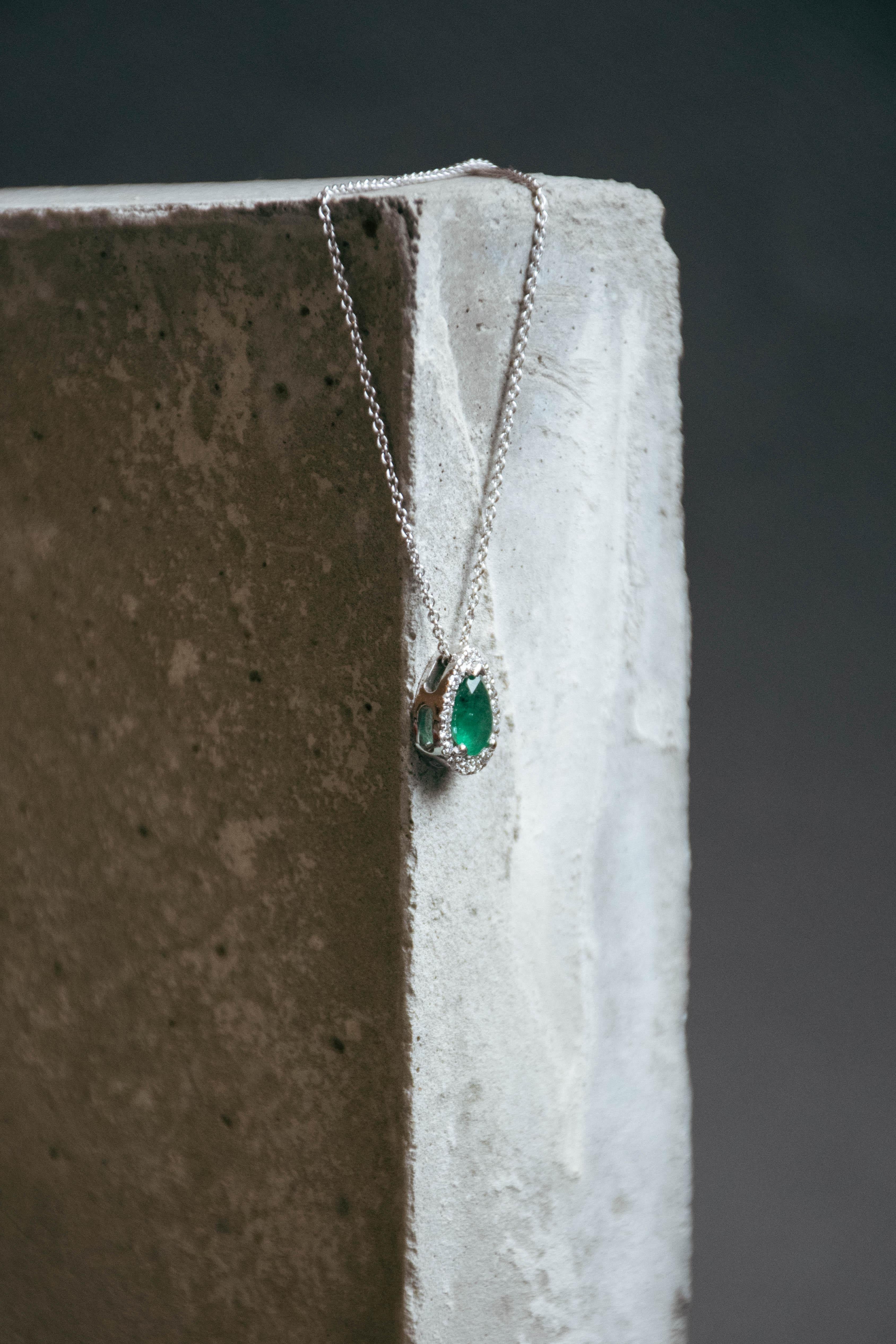 Pear Shape Emerald and diamonds Halo Necklace For Sale 1