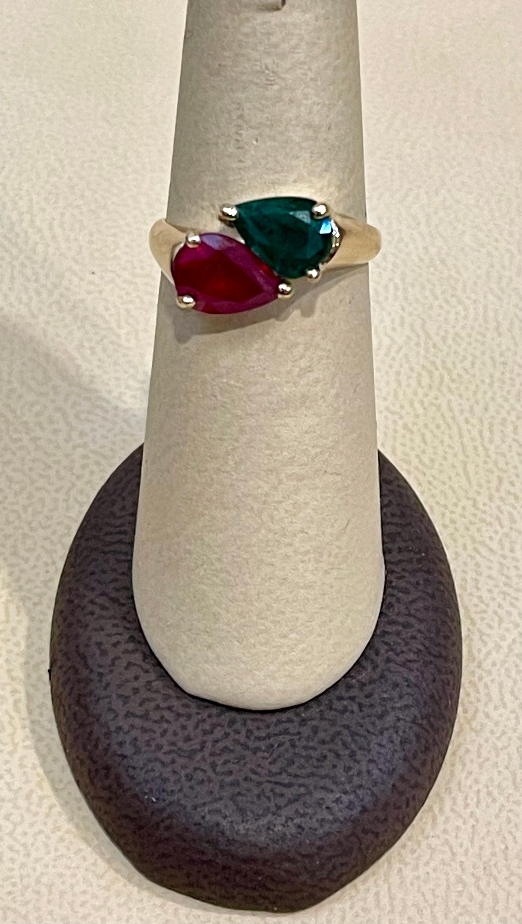Pear Shape Emerald and Ruby Engagement Ring in 14 Karat Gold In Excellent Condition In New York, NY