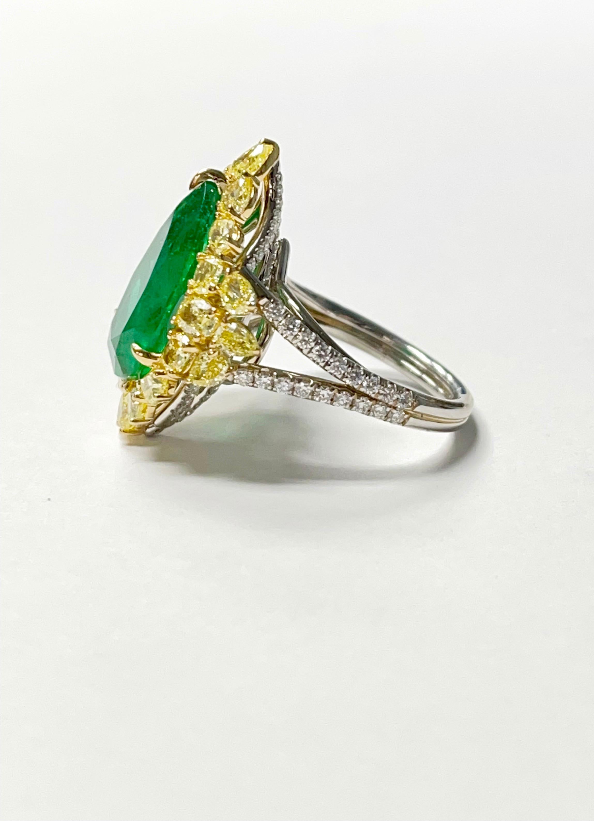 Taille poire Bague de fiançailles en or jaune et blanc avec émeraude en forme de poire et diamant jaune en vente
