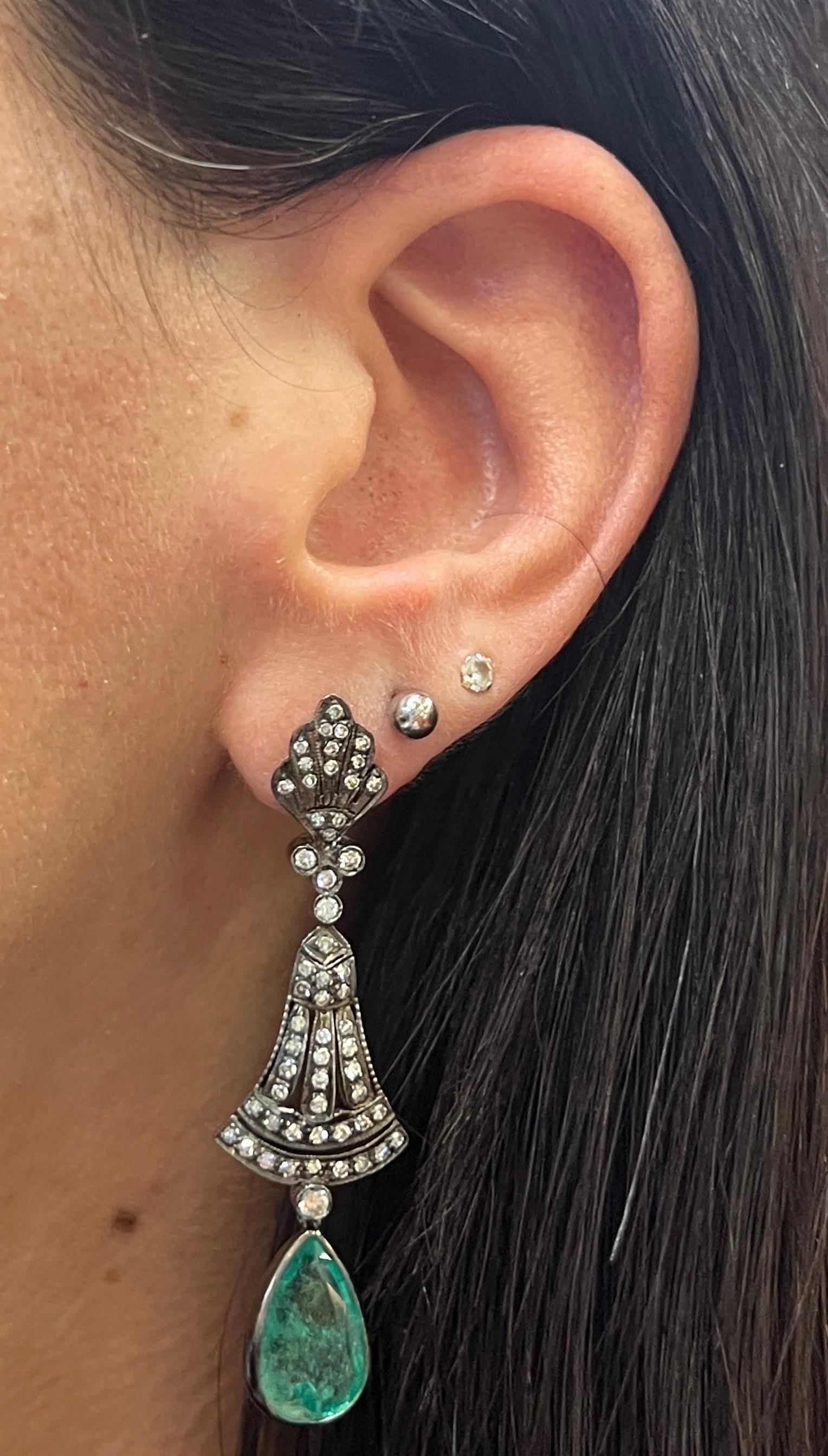 Orecchini pendenti con smeraldo e diamante a forma di pera

Un paio di orecchini di diamanti con 2 smeraldi a forma di pera. 

Misure: 2