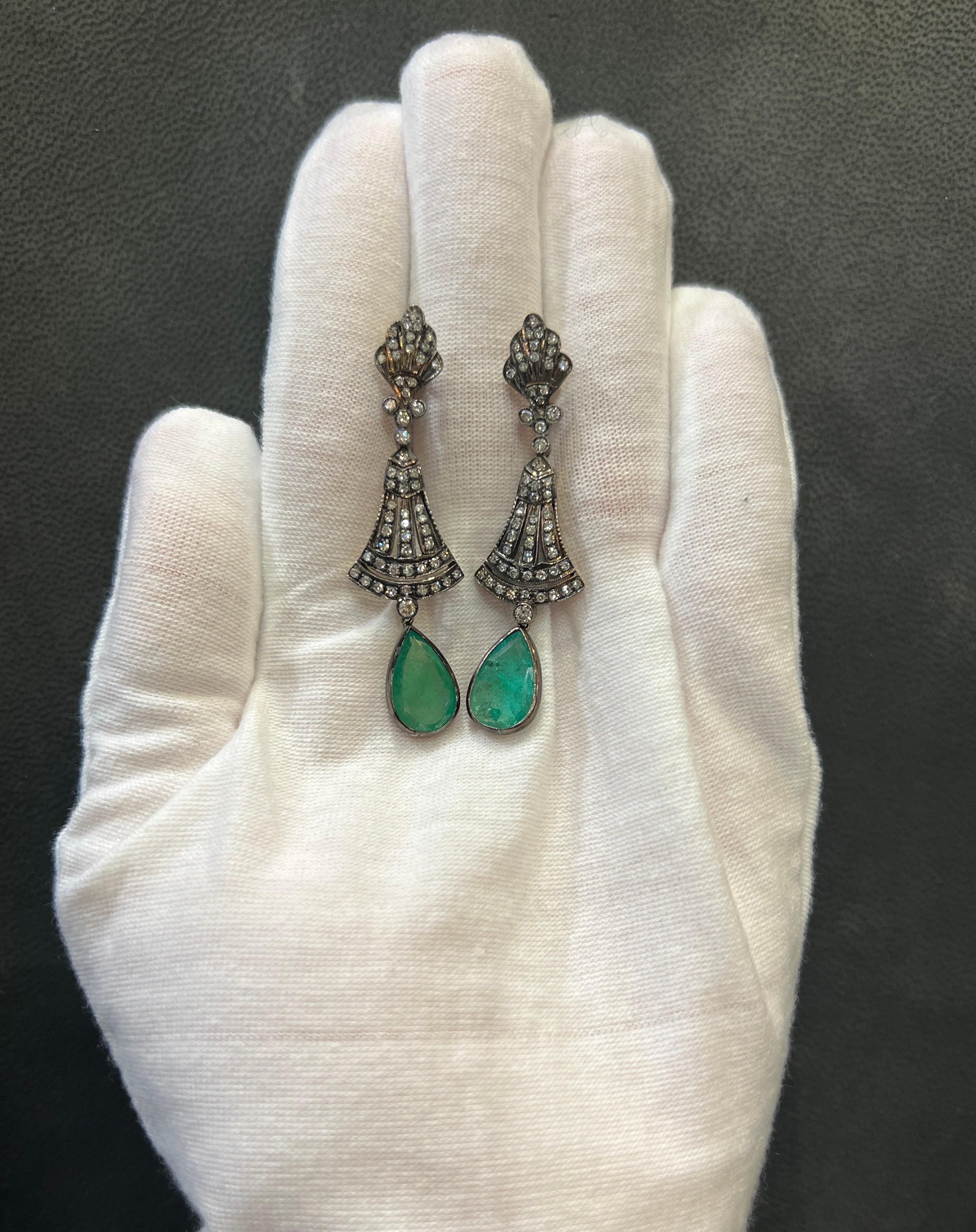 Taglio a goccia Orecchini pendenti con smeraldo e diamante a forma di pera in vendita