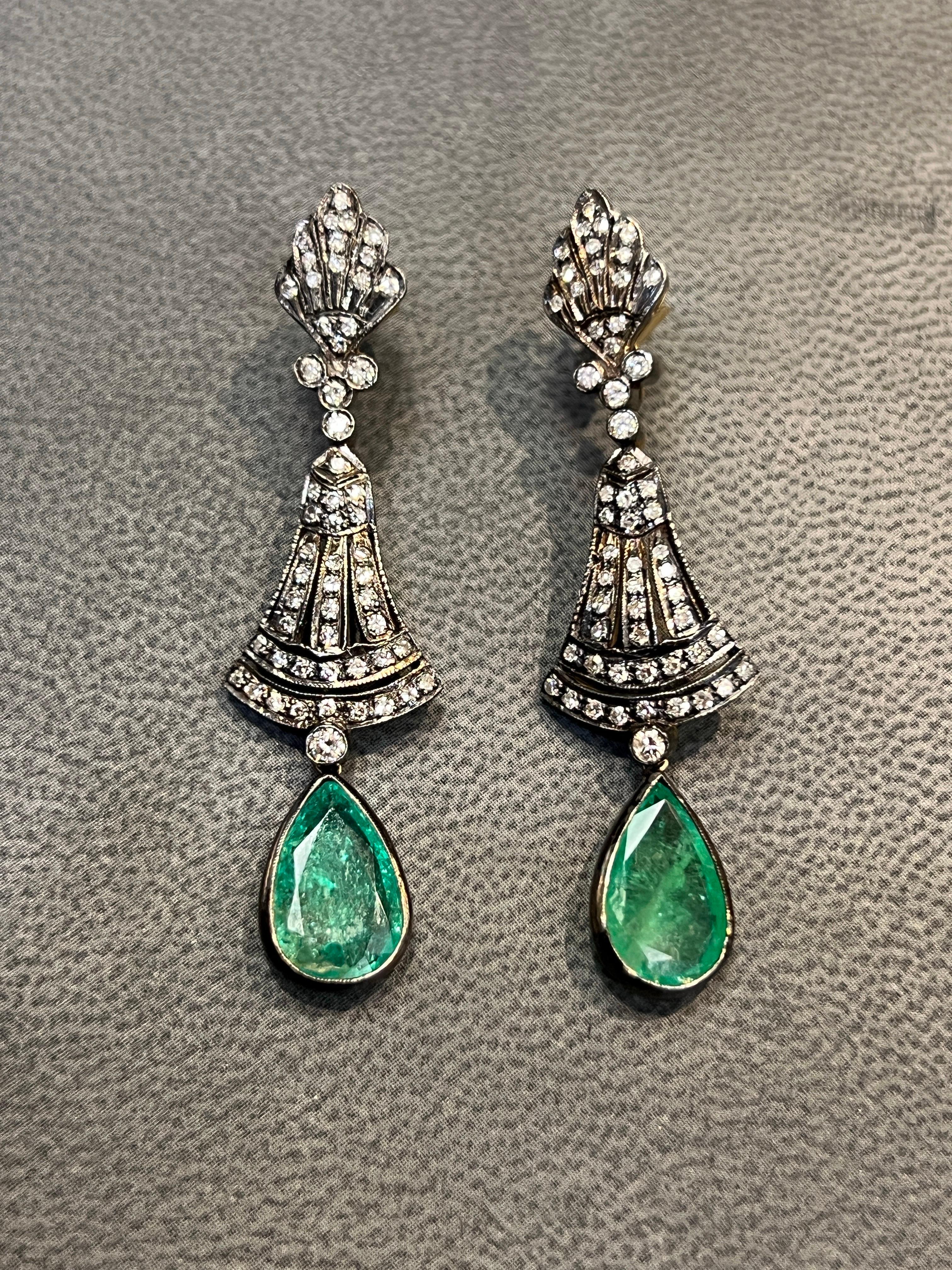 Orecchini pendenti con smeraldo e diamante a forma di pera In condizioni ottime in vendita a New York, NY