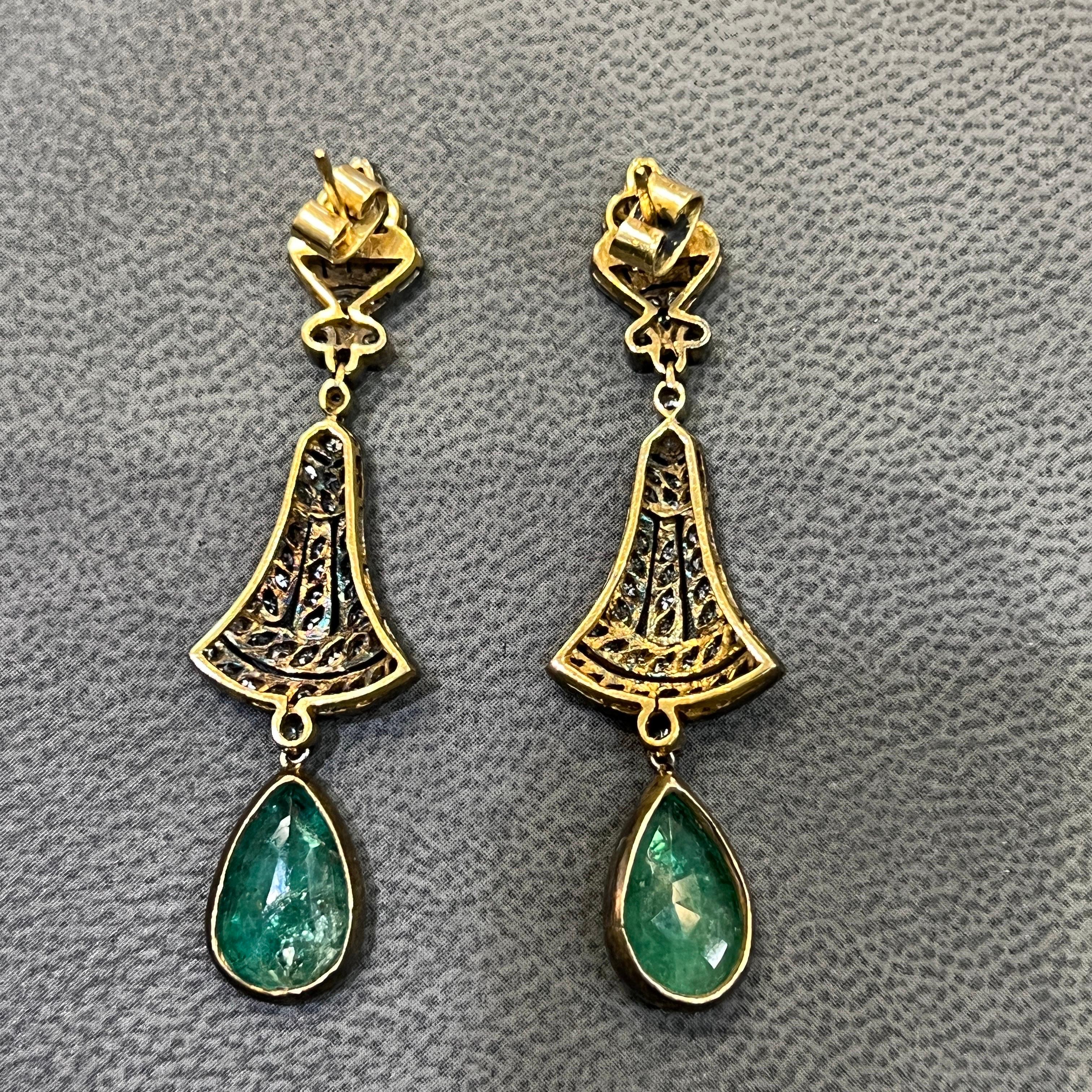 Donna Orecchini pendenti con smeraldo e diamante a forma di pera in vendita