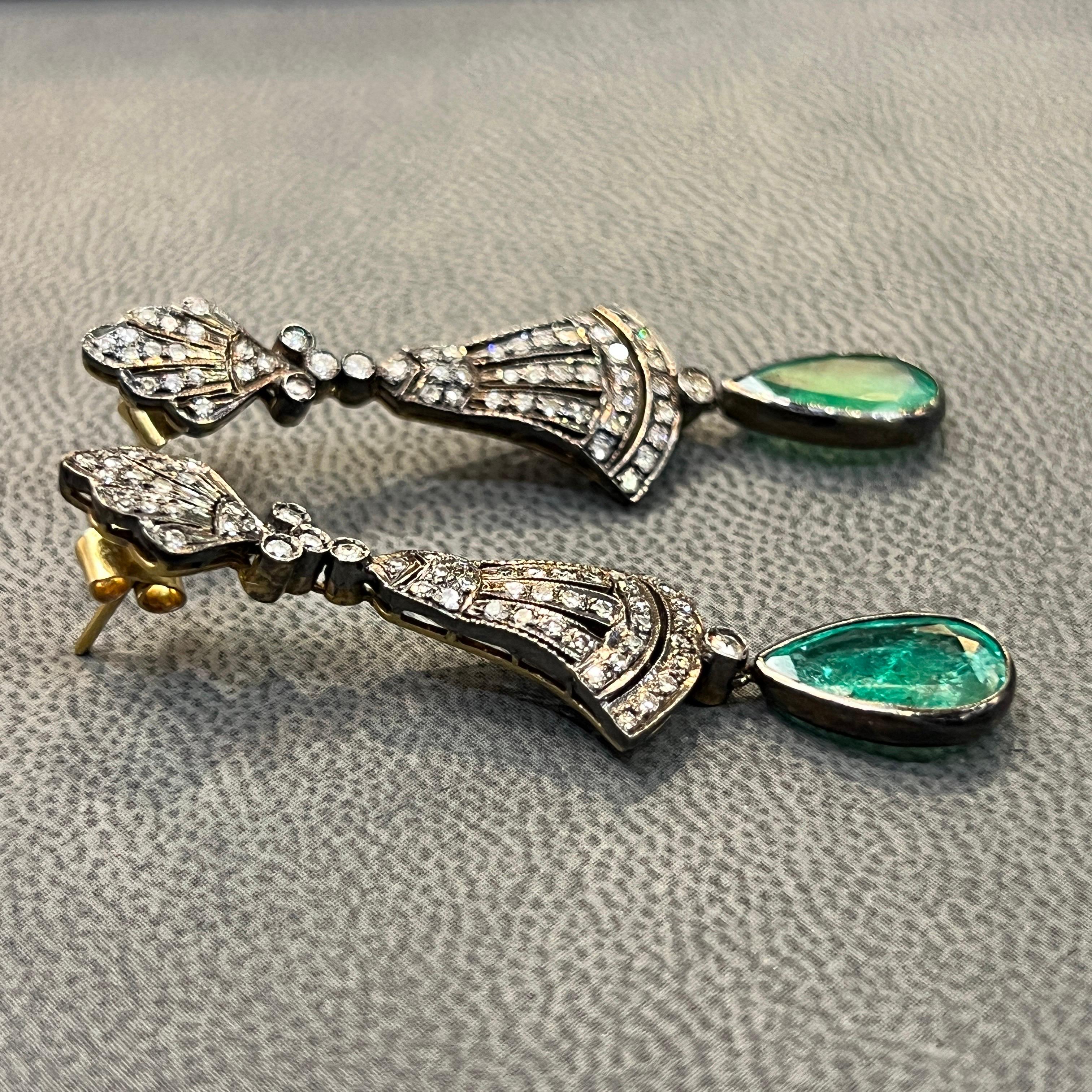Orecchini pendenti con smeraldo e diamante a forma di pera in vendita 1