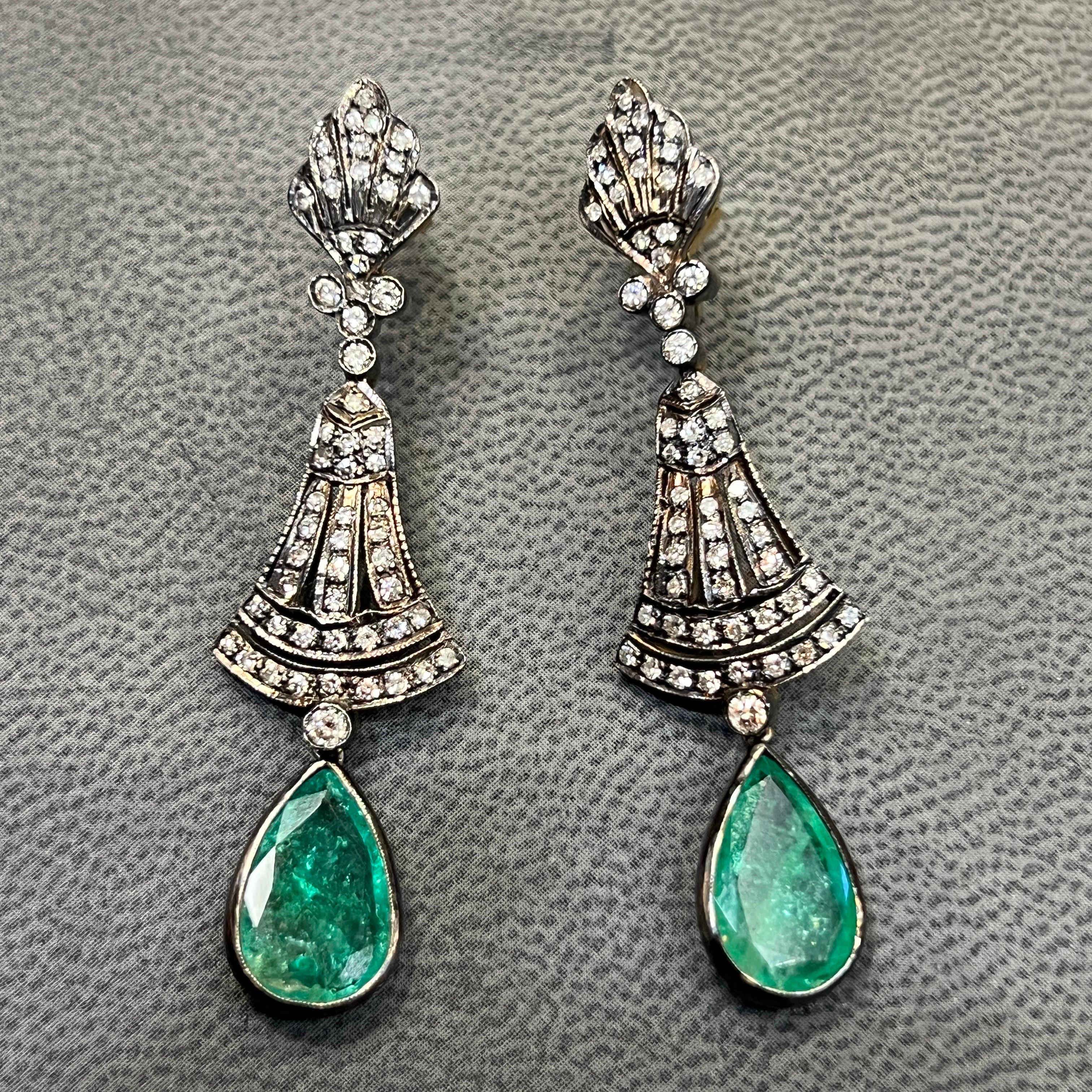 Orecchini pendenti con smeraldo e diamante a forma di pera in vendita 2