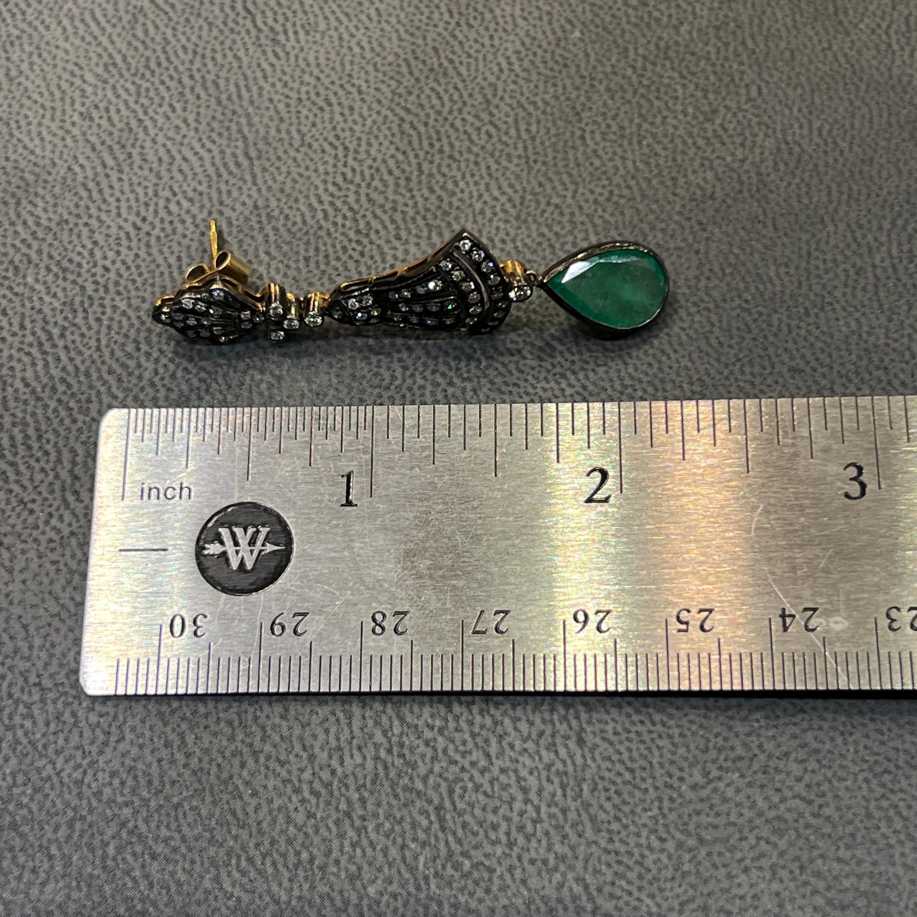 Orecchini pendenti con smeraldo e diamante a forma di pera in vendita 3