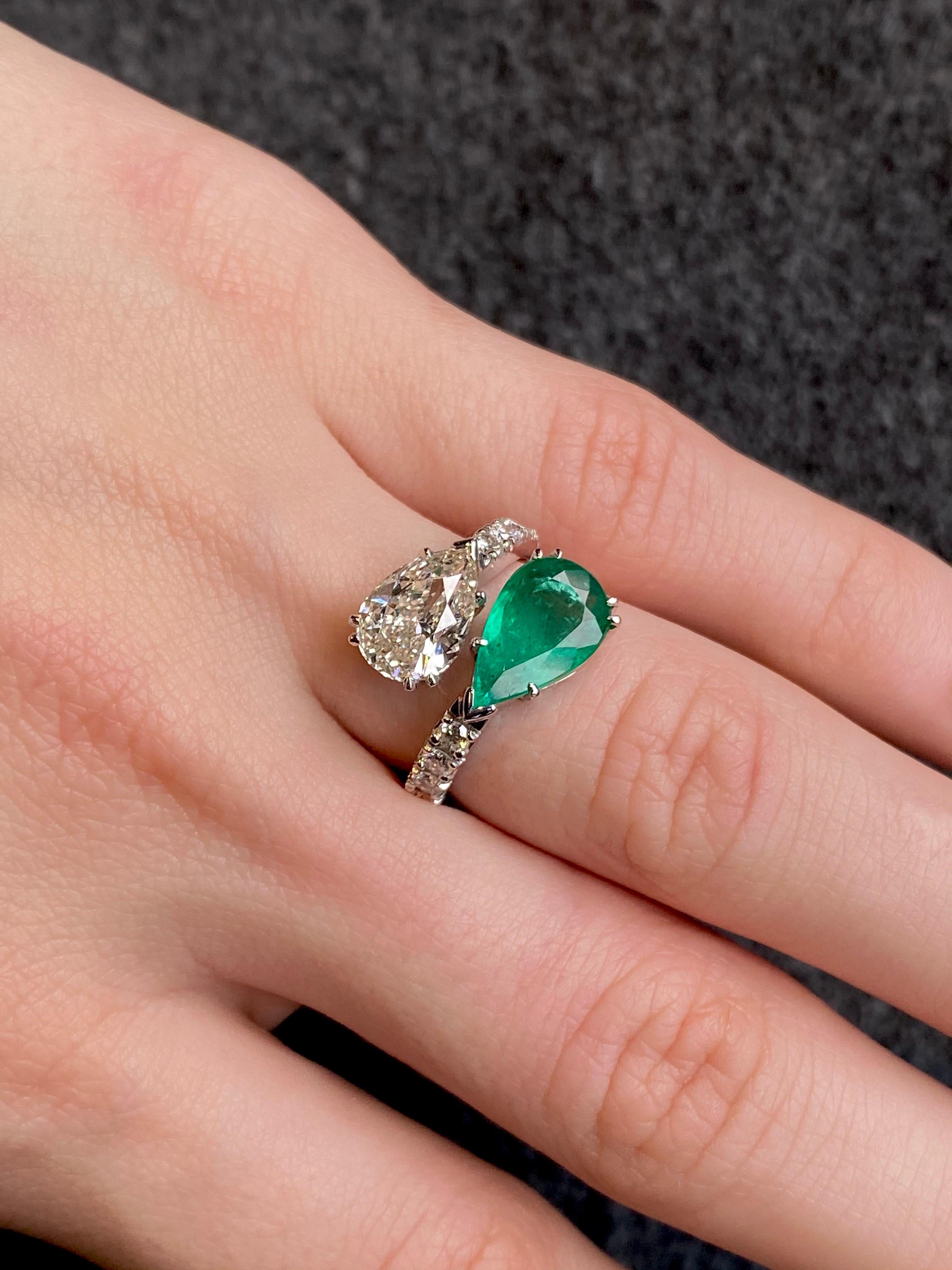 Pear Shape Emerald Diamond Toi Et Moi Crossover Engagement Ring White Gold 2000s In Good Condition In Lisbon, PT