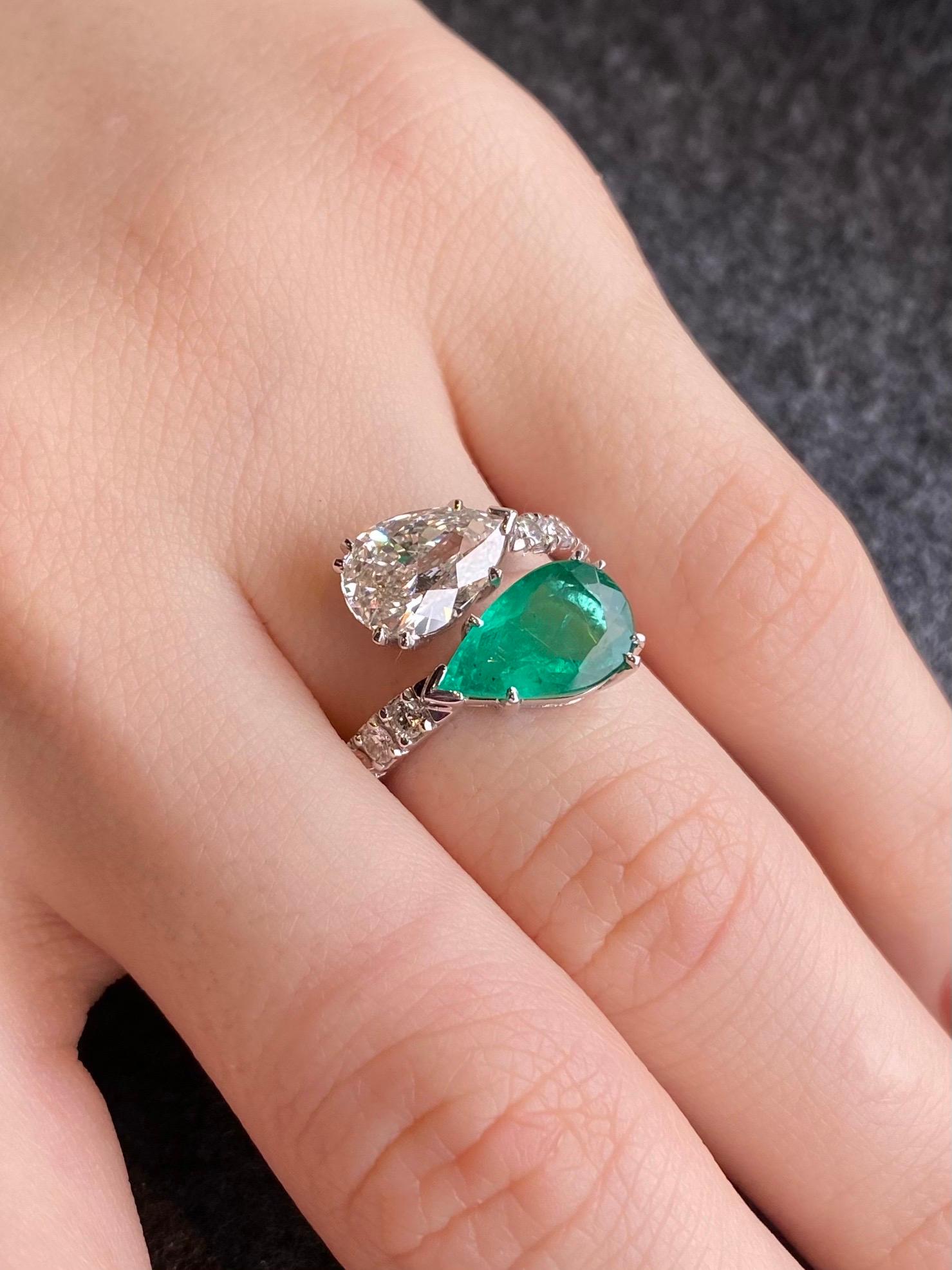 Women's Pear Shape Emerald Diamond Toi Et Moi Crossover Engagement Ring White Gold 2000s
