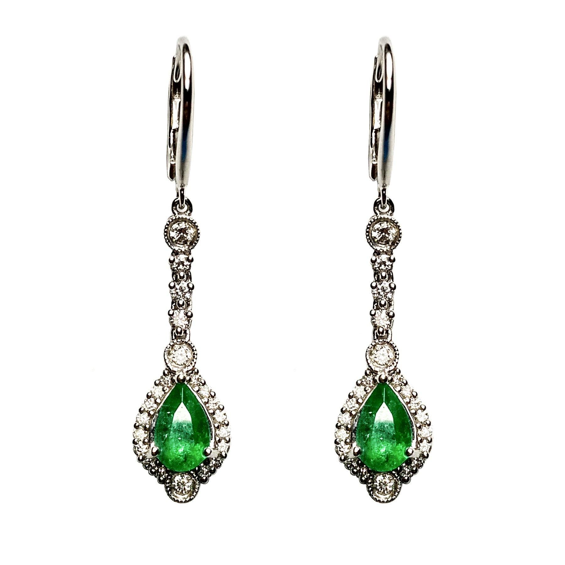 Pendientes Colgantes de Oro Blanco con Diamante Esmeralda en Forma de Pera en venta