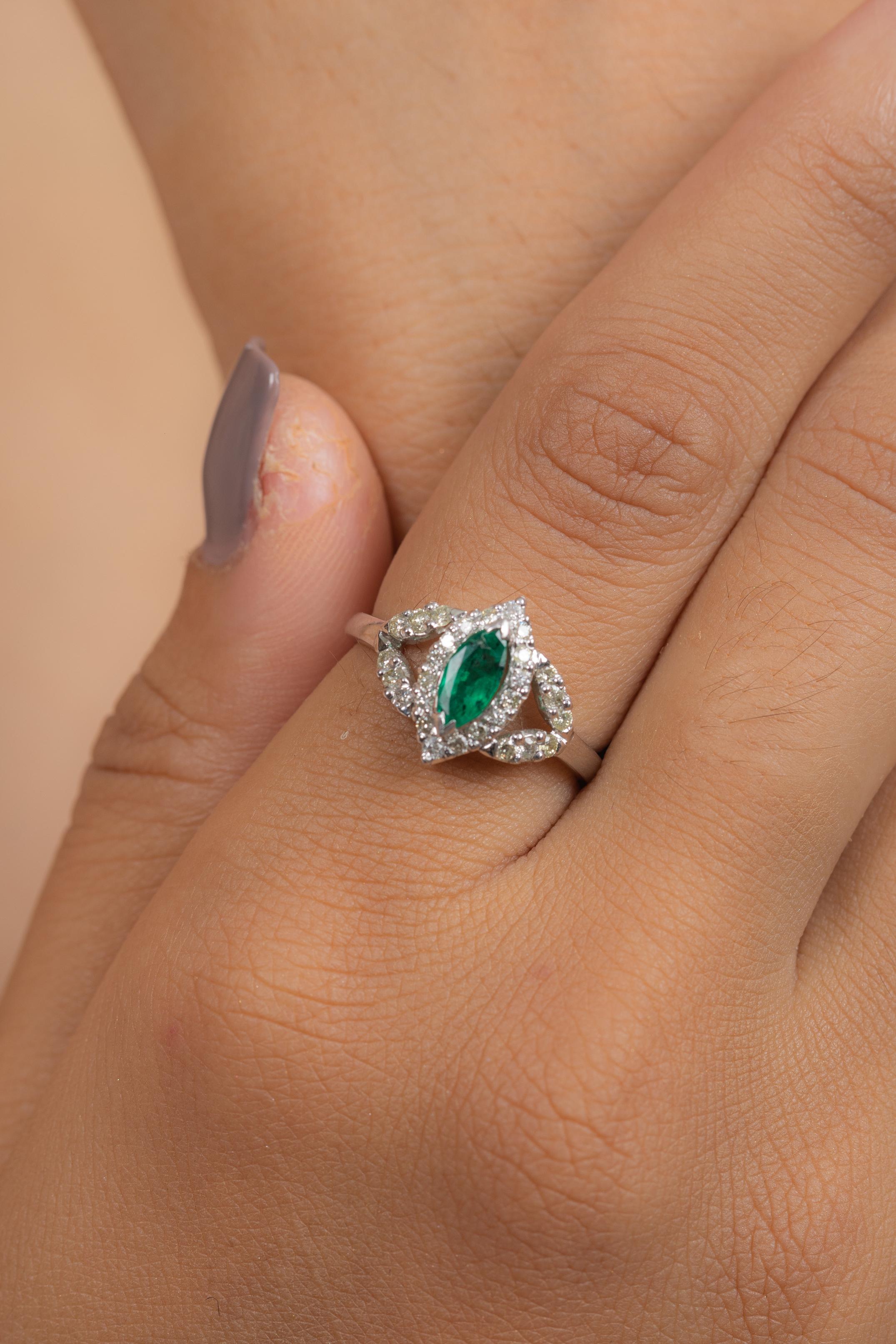 Im Angebot: Natürlicher Smaragd Edelstein Ehering mit Diamanten in 18 Karat massivem Weißgold () 3