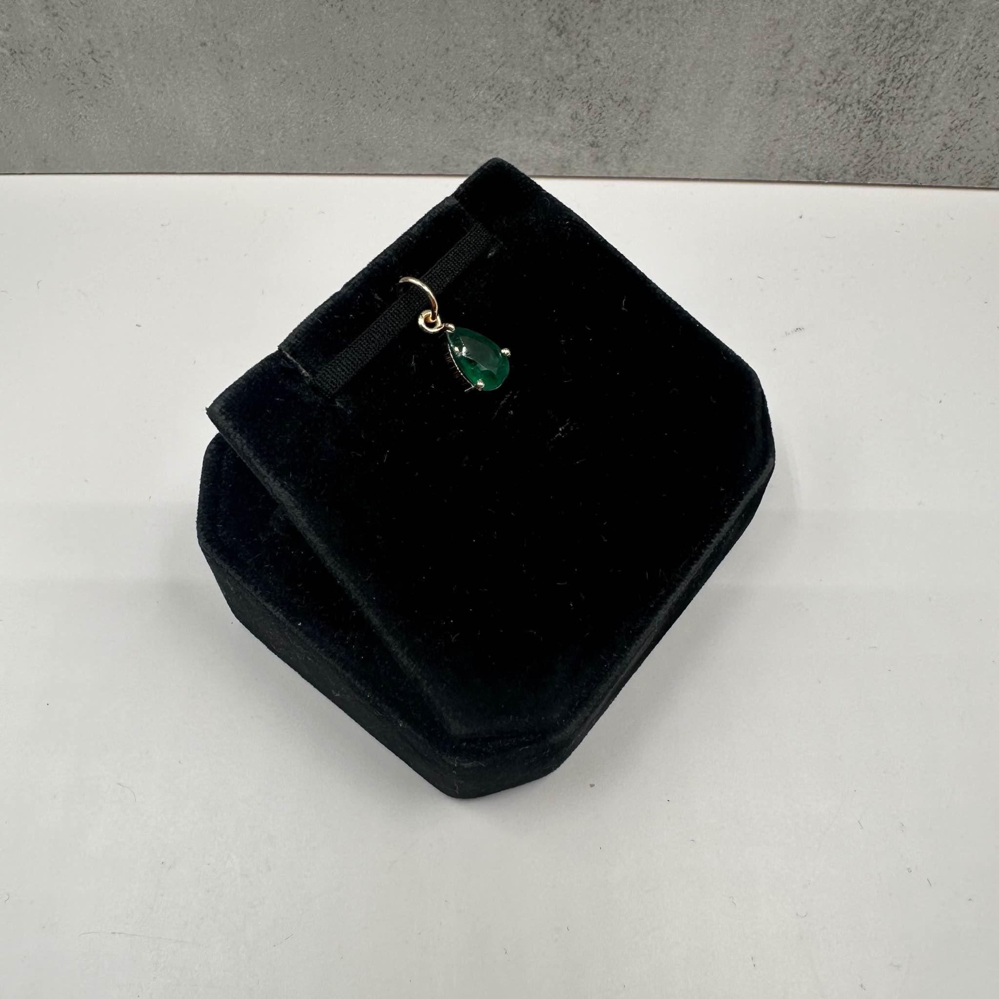 Dieser atemberaubende birnenförmige Smaragdanhänger aus 14-karätigem Gelbgold enthält einen Solitärsmaragd im Birnenschliff mit einem Gesamtgewicht von 1,18 Karat (ctw). Der satte Grünton des Smaragds wird durch den warmen Schimmer von 14-karätigem