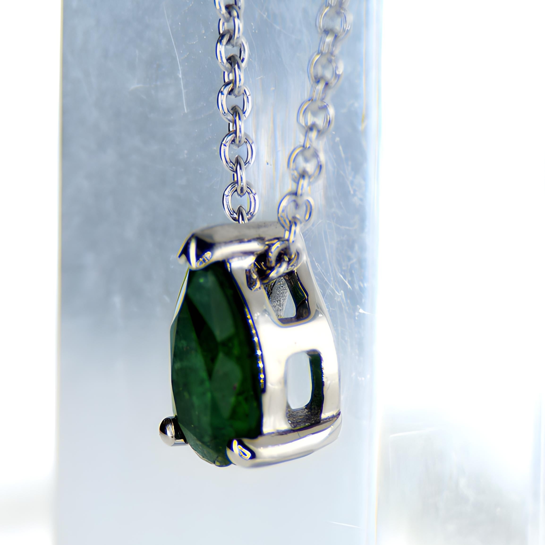 Pear Cut Pear Shape Emerald White Gold Necklace For Sale
