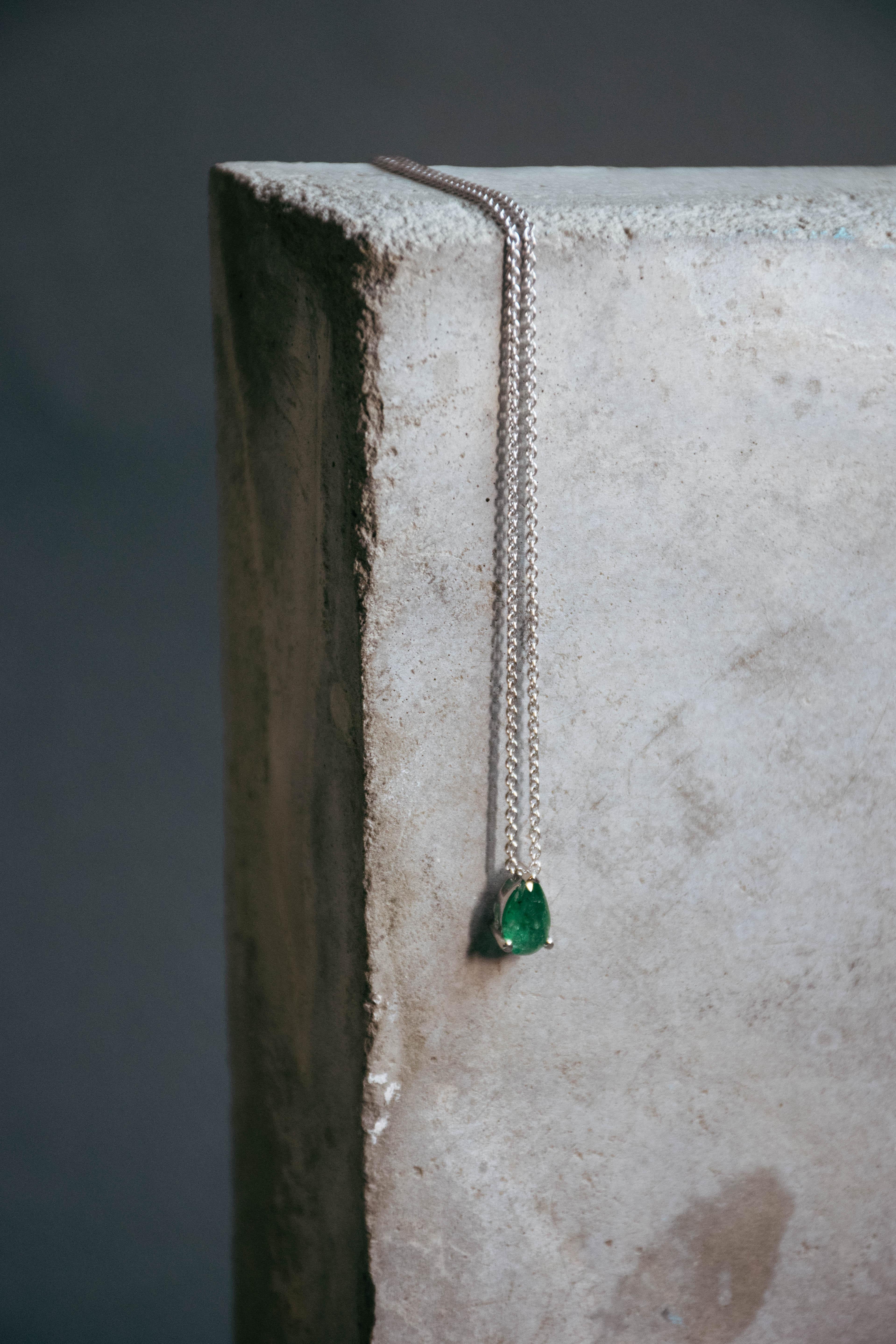 Pear Shape Emerald White Gold Necklace For Sale 1