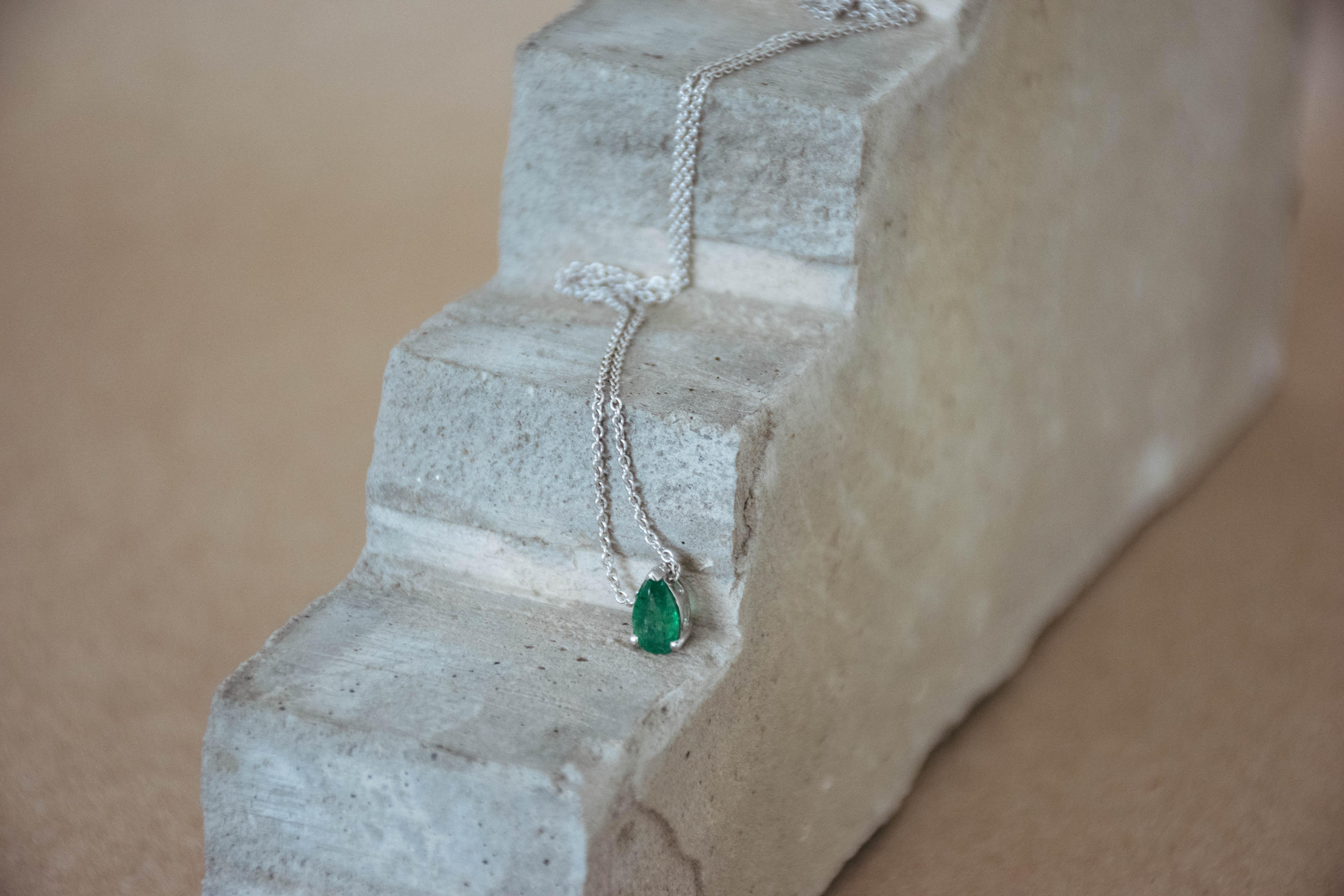 Pear Cut Pear Shape Emerald White Gold Necklace For Sale