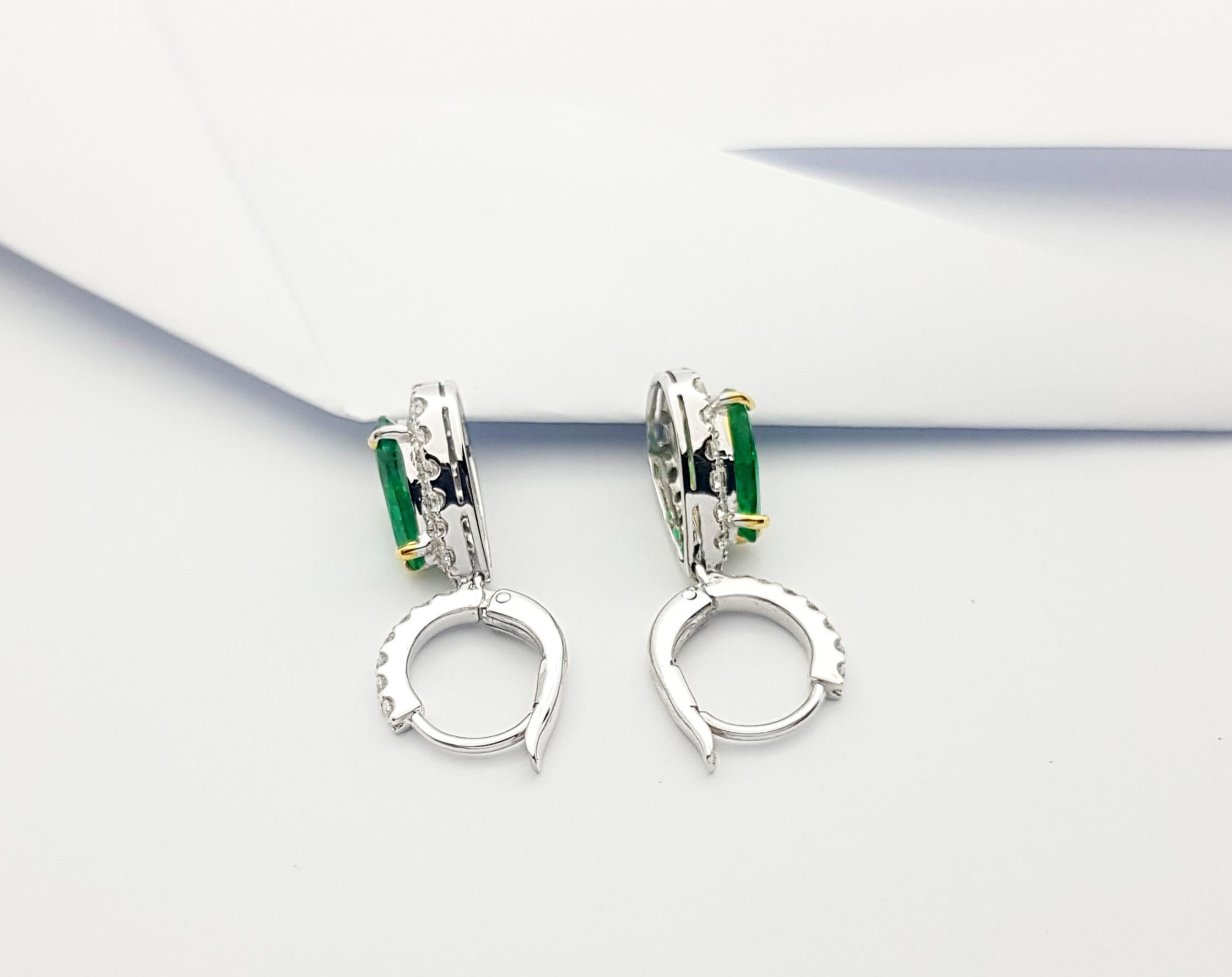 Pear Shape Emerald with Diamond Earrings Set in 18k White Gold Settings In New Condition For Sale In Bangkok, TH
