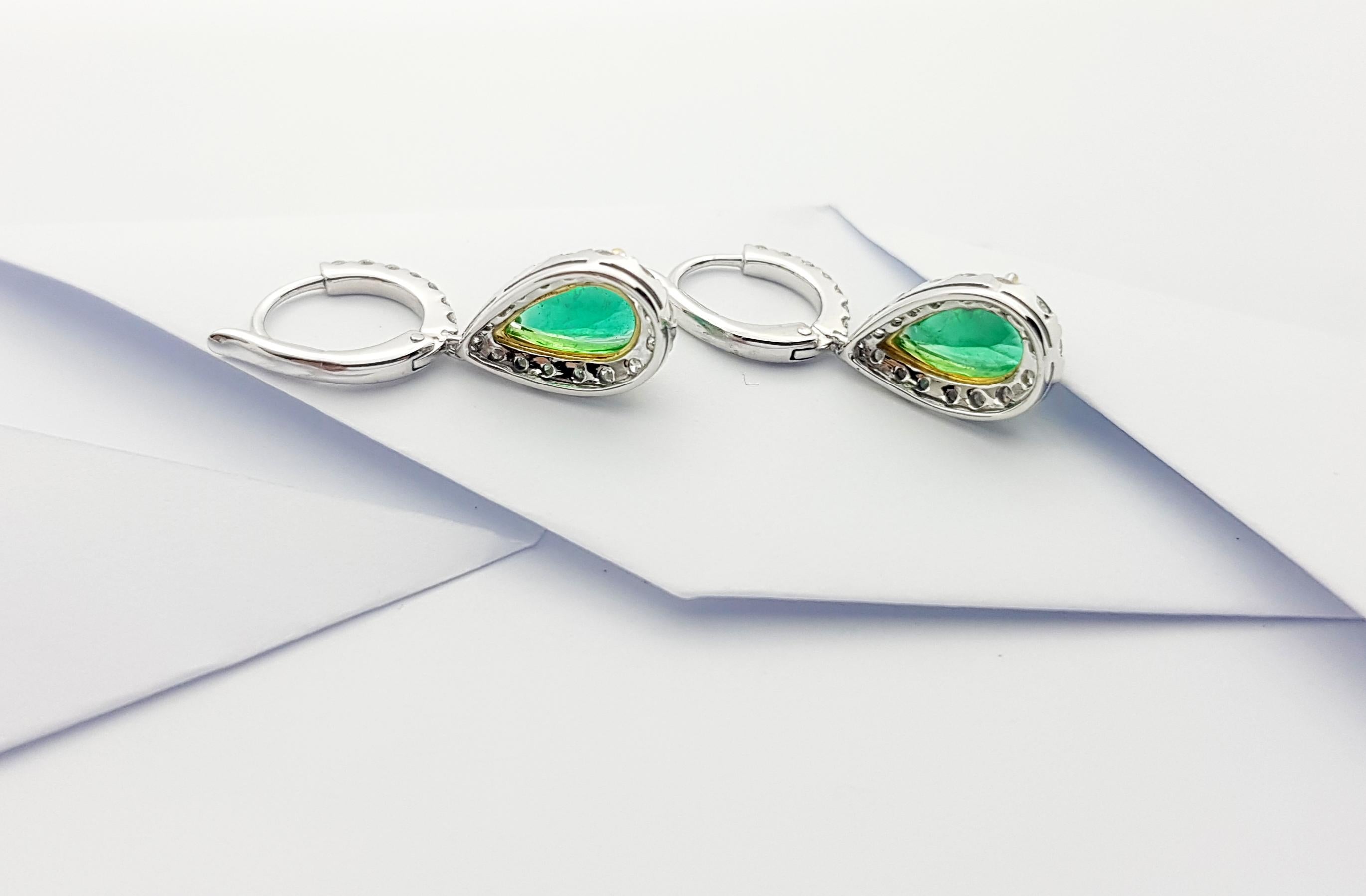 Ohrringe in Birnenform mit Smaragd und Diamant in 18 Karat Weißgold in Fassungen im Angebot 1