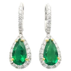 Boucles d'oreilles composées d'une émeraude en forme de poire et de diamants, montées sur or blanc 18K