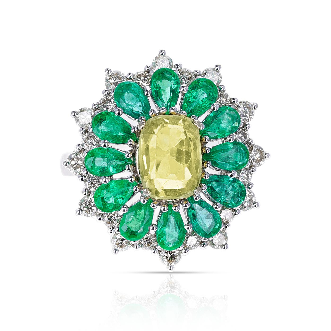 Bague avec émeraudes en forme de poire, diamants ronds et saphir jaune coussin ovale au centre Unisexe en vente