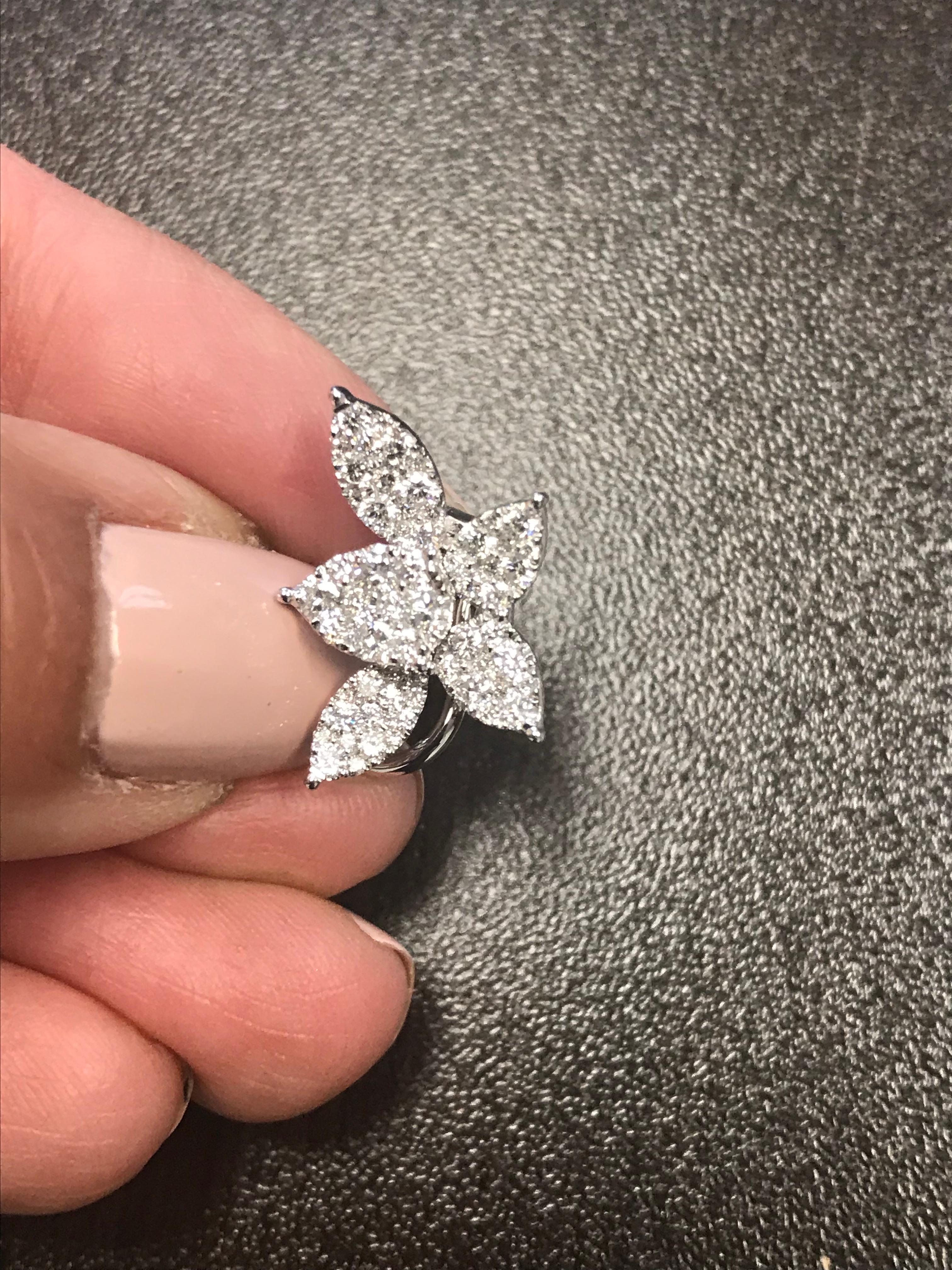 Moderne Boucles d'oreilles à fleurs en forme de poire de 2 carats en vente