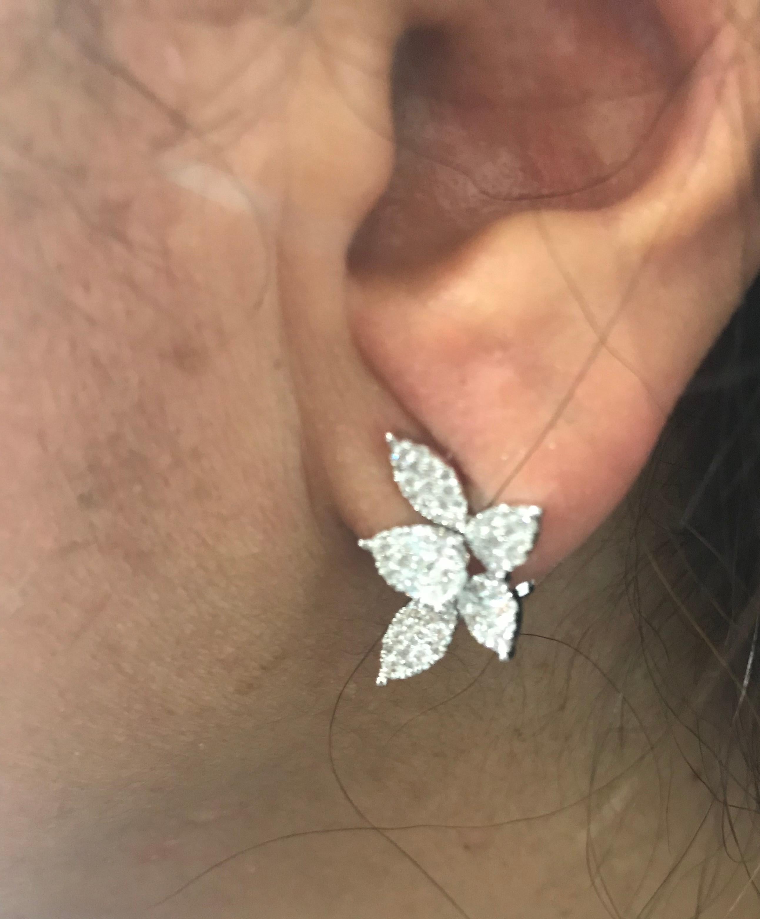 2 Carats Pear Shape Flower Earrings In New Condition For Sale In Great Neck, NY