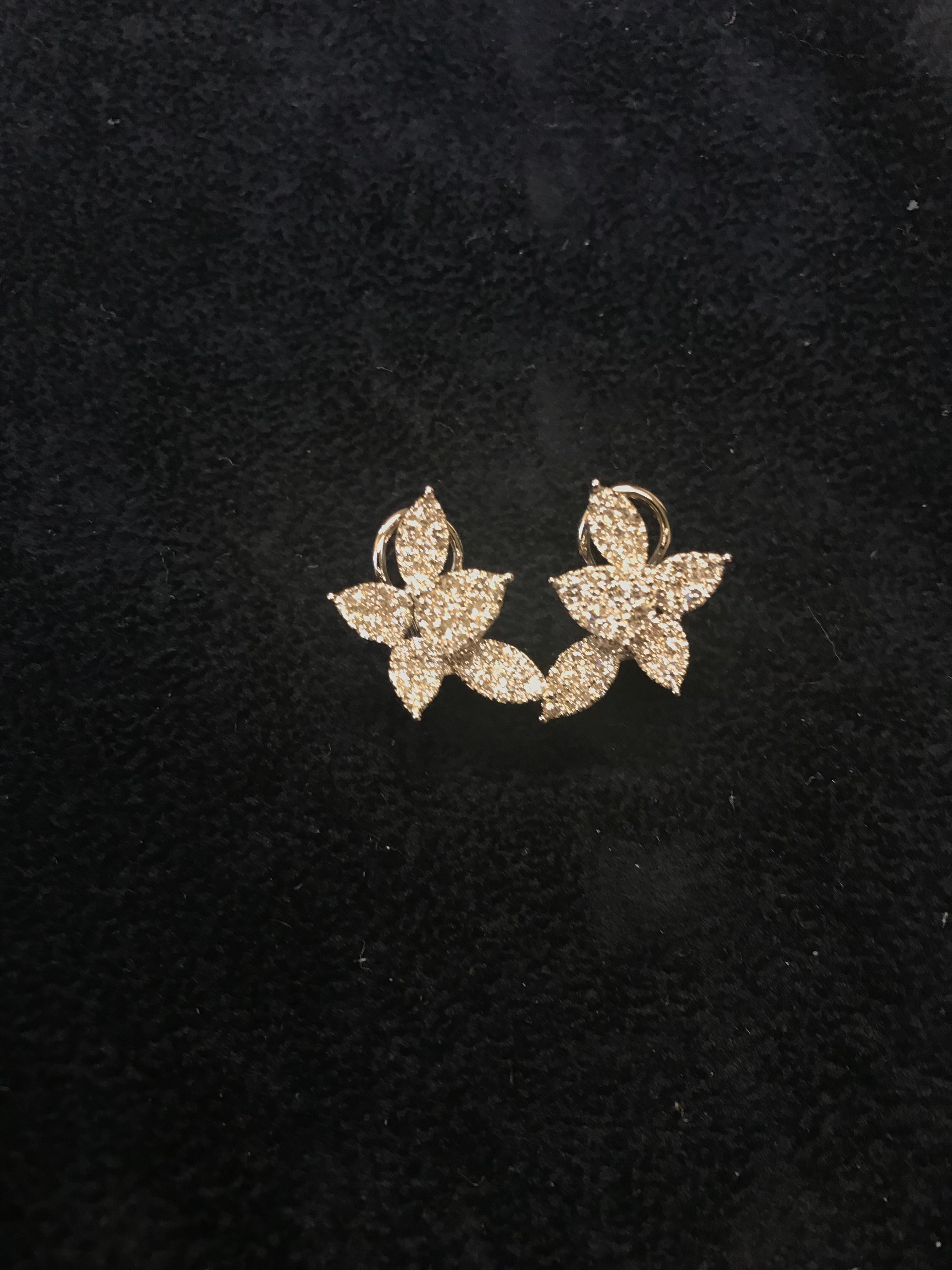 Women's or Men's 2 Carats Pear Shape Flower Earrings For Sale