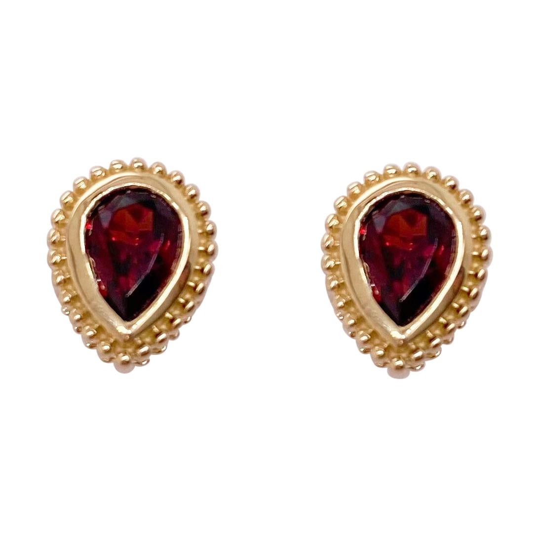 Clous d'oreilles en or jaune 14 carats serties de grenats en forme de poire