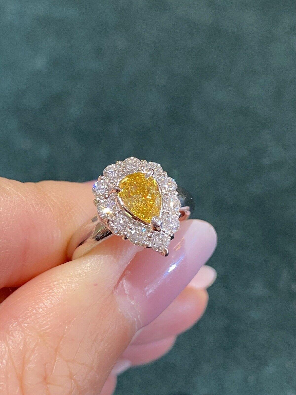 Birnenförmiger GIA Fancy Intense Orange-Yellow Diamantring aus Platin im Zustand „Hervorragend“ im Angebot in La Jolla, CA