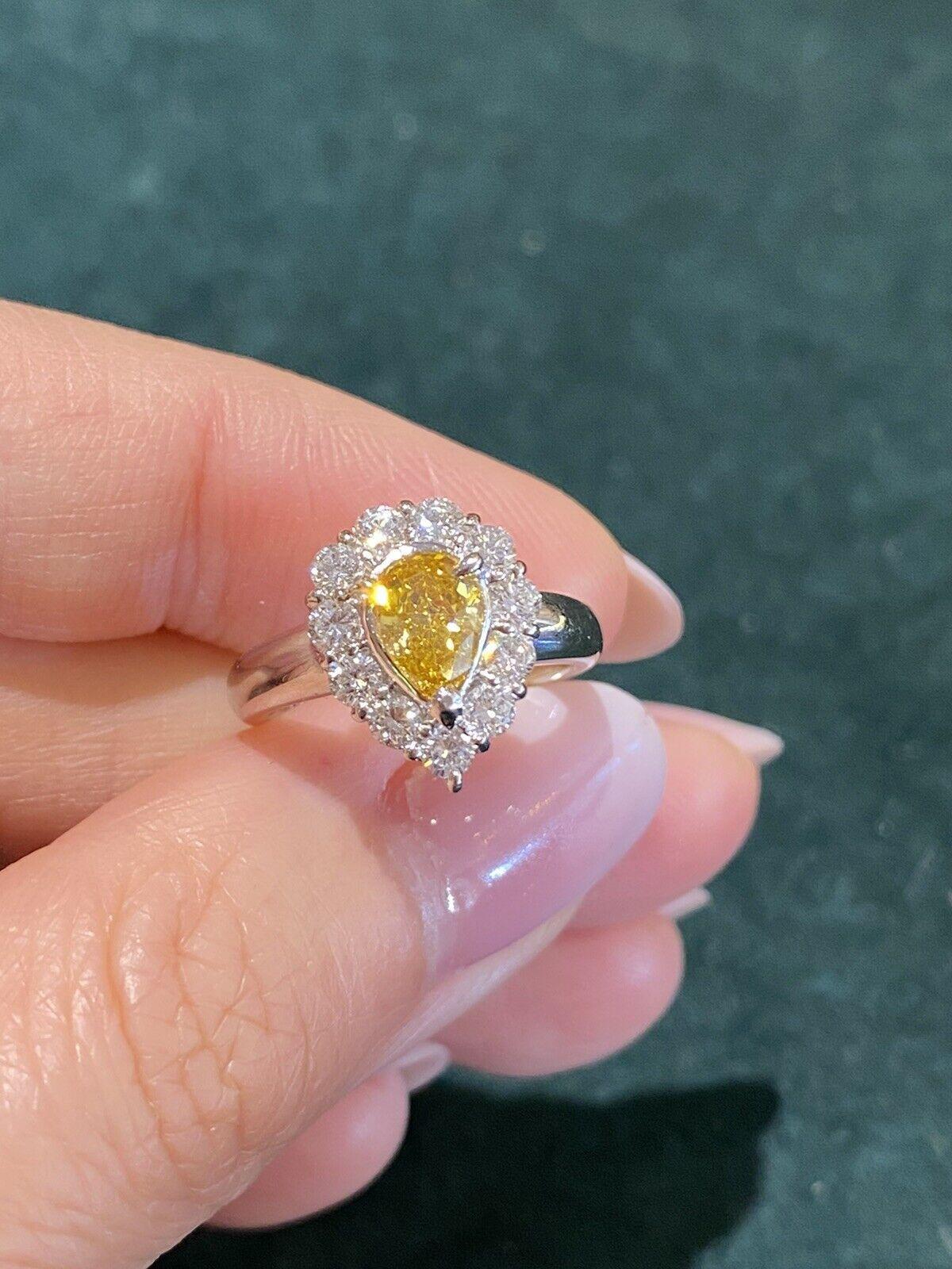 Birnenförmiger GIA Fancy Intense Orange-Yellow Diamantring aus Platin Damen im Angebot