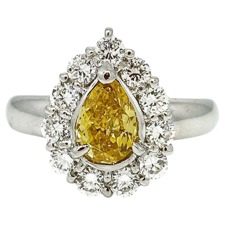 Birnenförmiger GIA Fancy Intense Orange-Yellow Diamantring aus Platin im Angebot