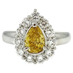 Anello con diamante giallo-arancio intenso a forma di pera GIA Fancy in platino